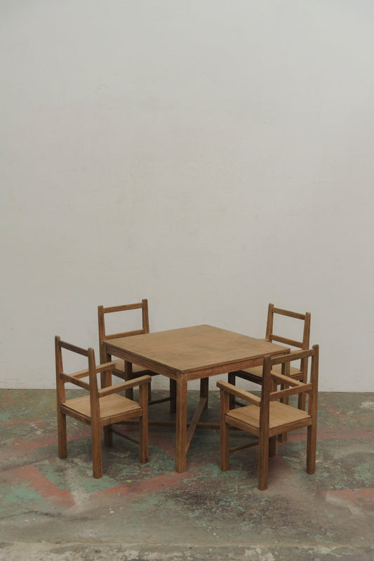 #9761 table & chairs