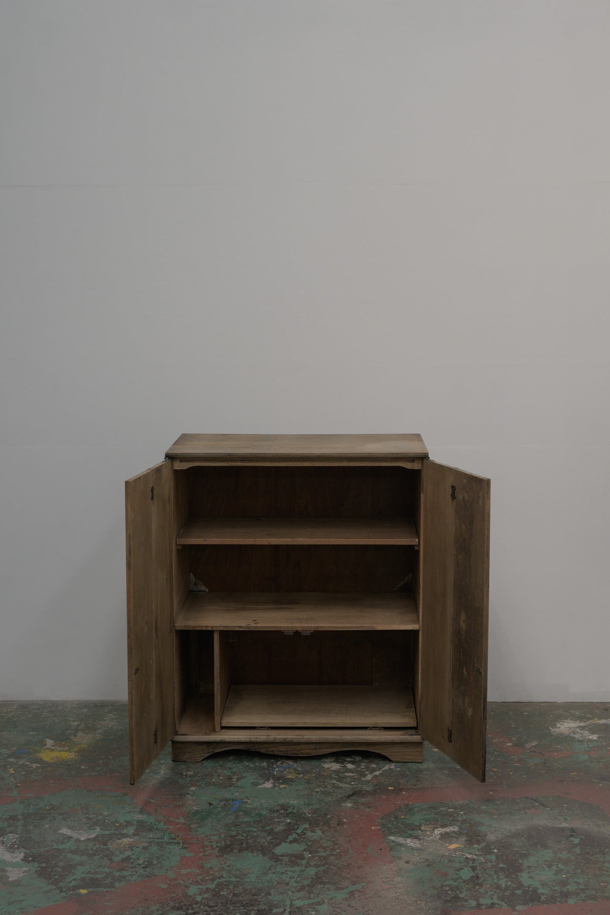 #0640 cabinet