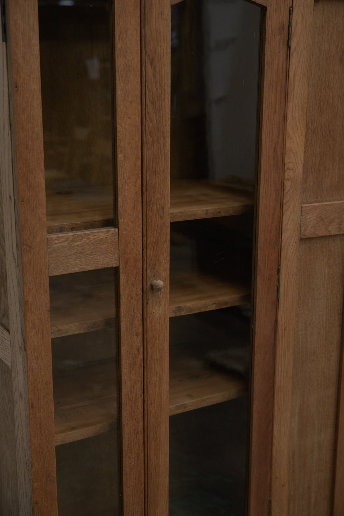 #0670 glass cabinet