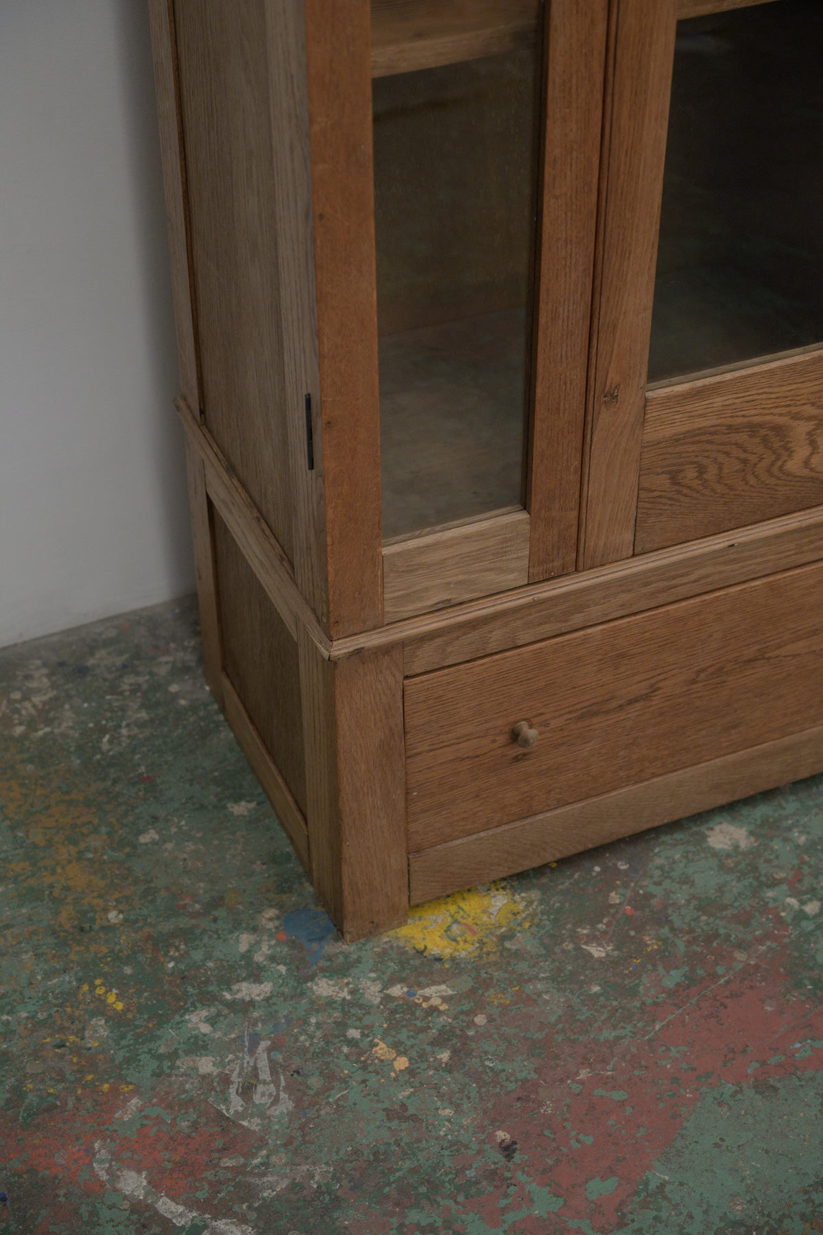 #0670 glass cabinet