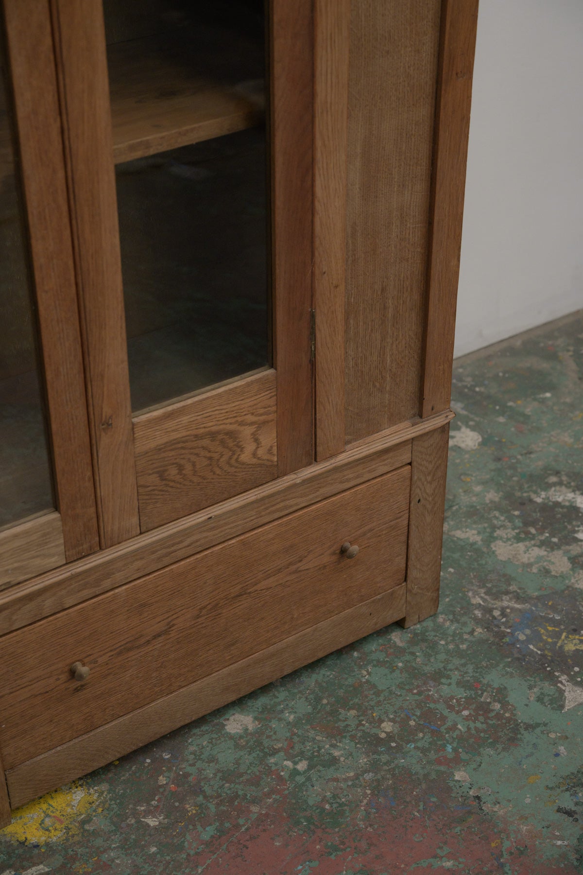 #0670 glass cabinet
