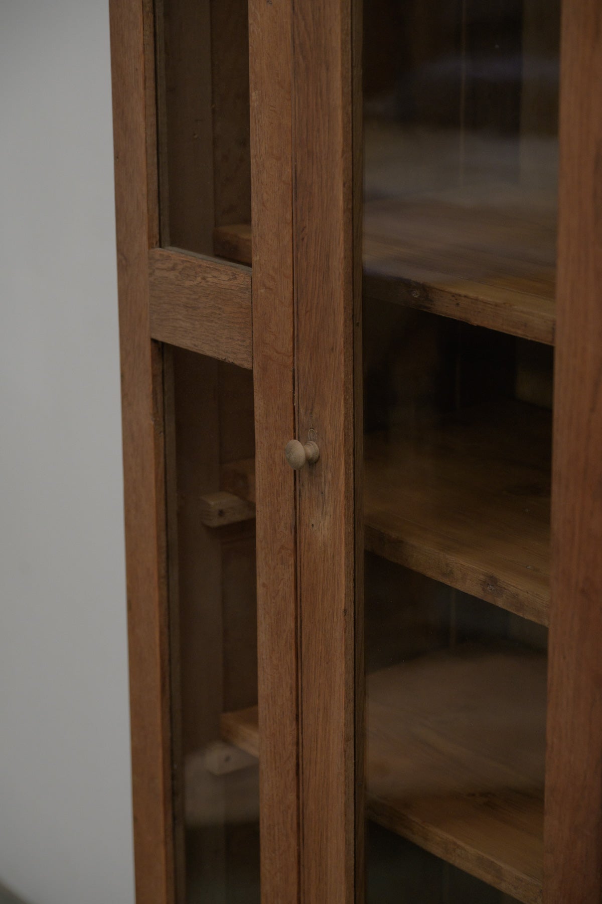 #0670 glass cabinet