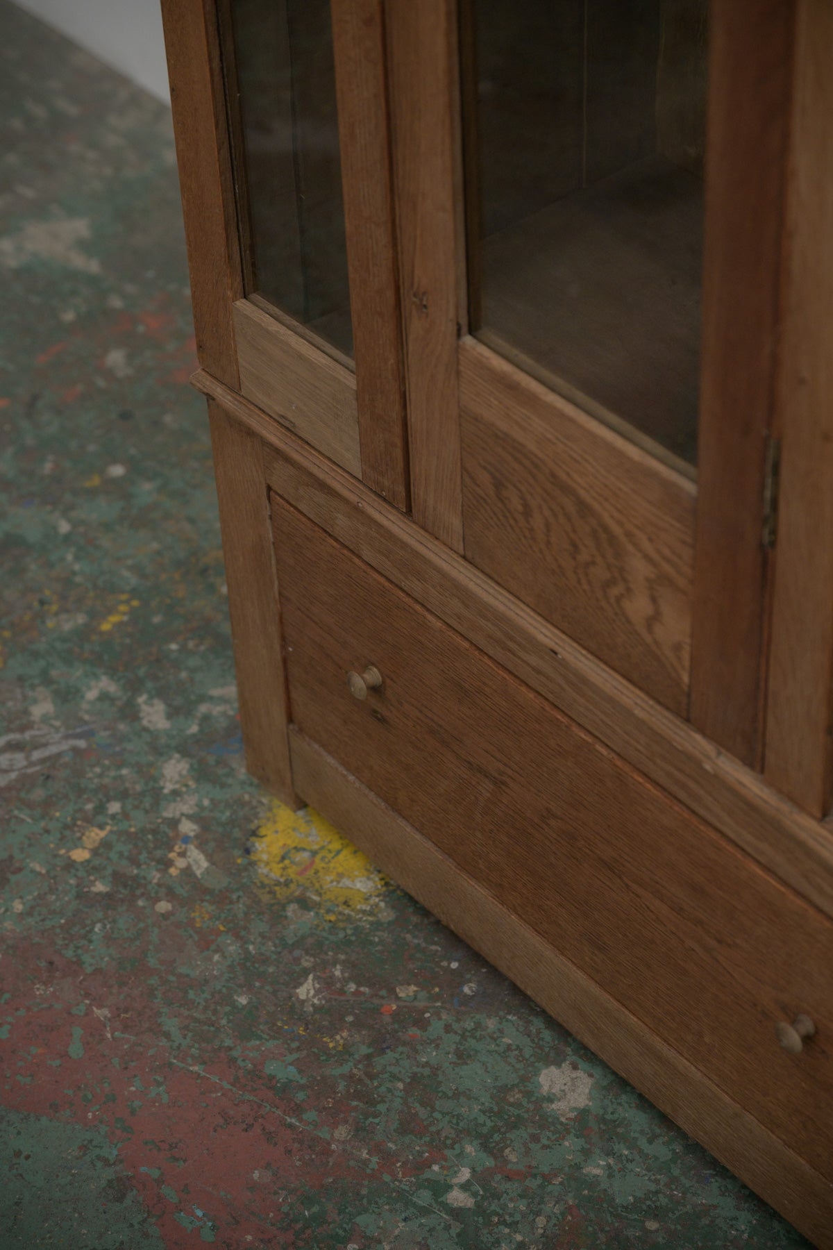 #0670 glass cabinet