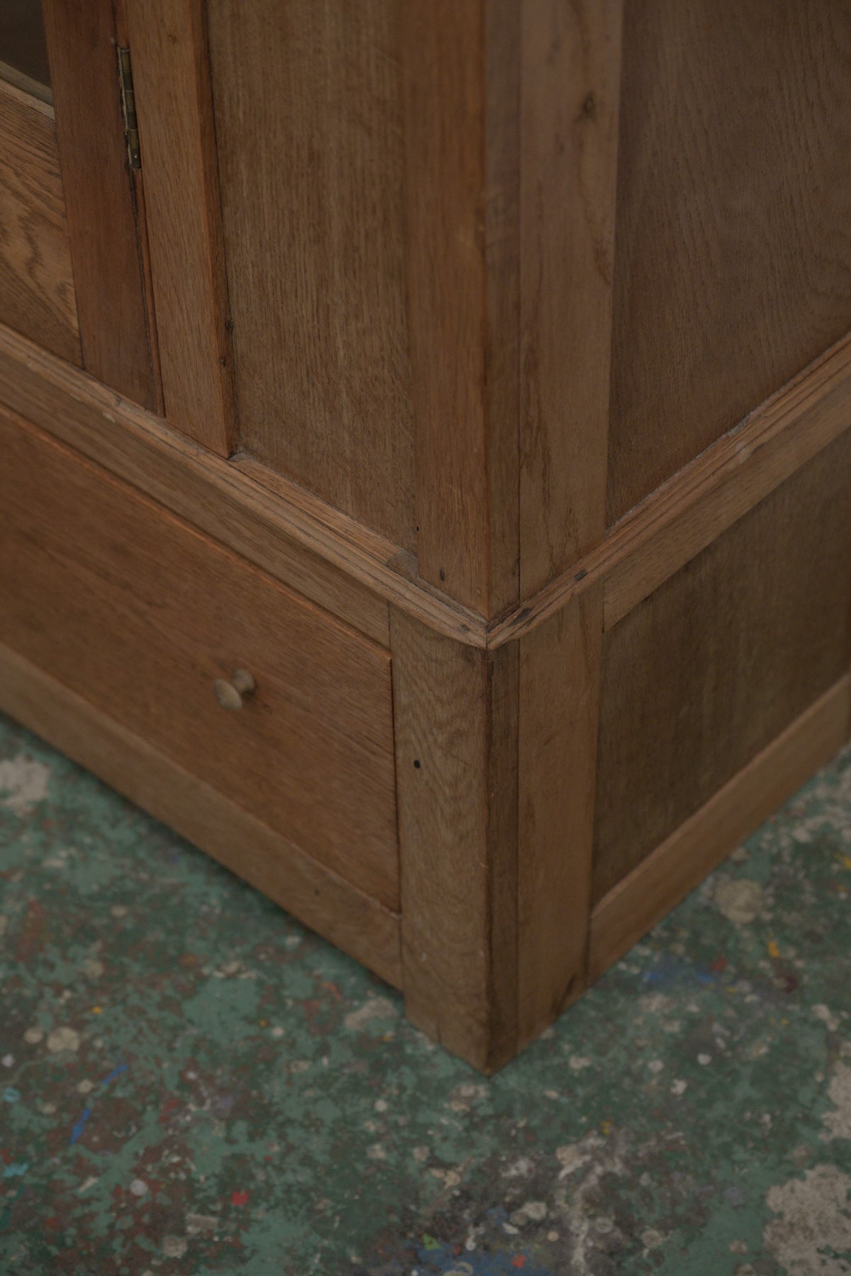 #0670 glass cabinet