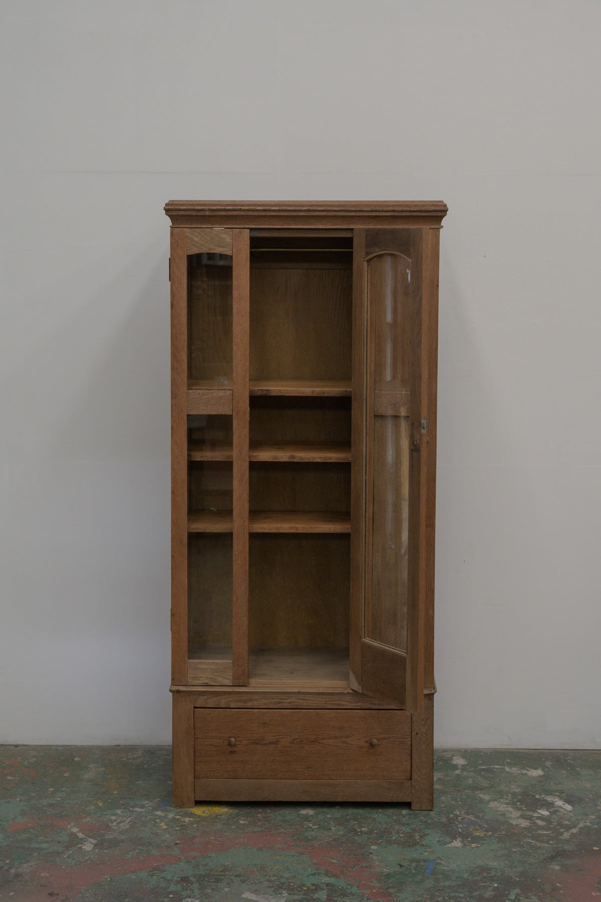 #0670 glass cabinet