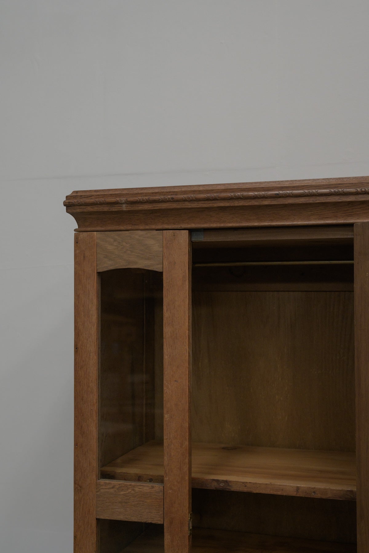 #0670 glass cabinet