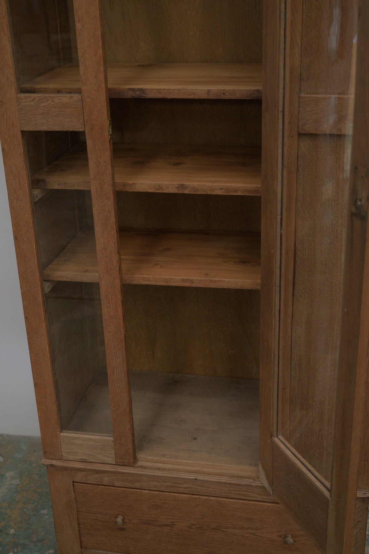 #0670 glass cabinet
