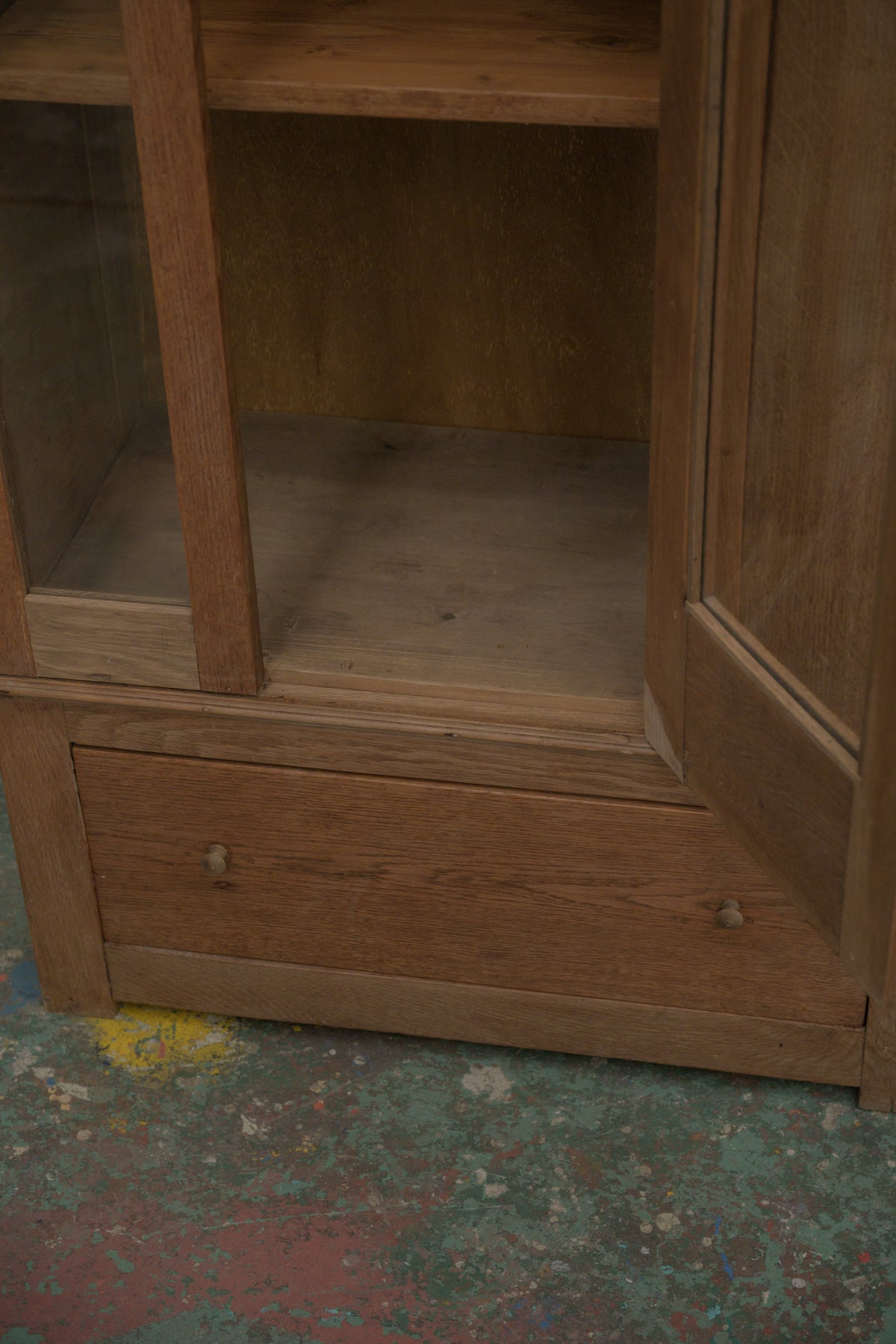 #0670 glass cabinet