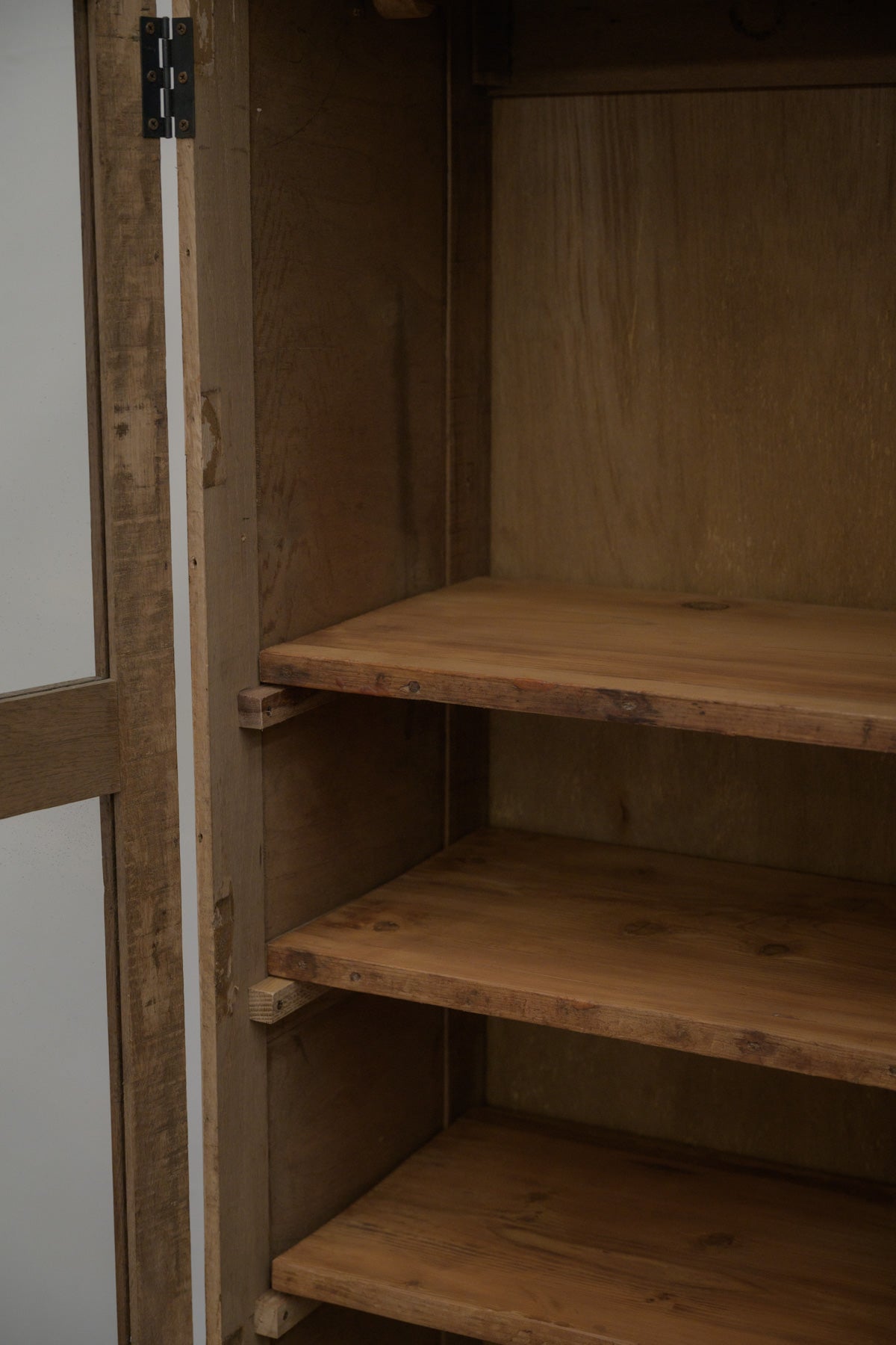 #0670 glass cabinet