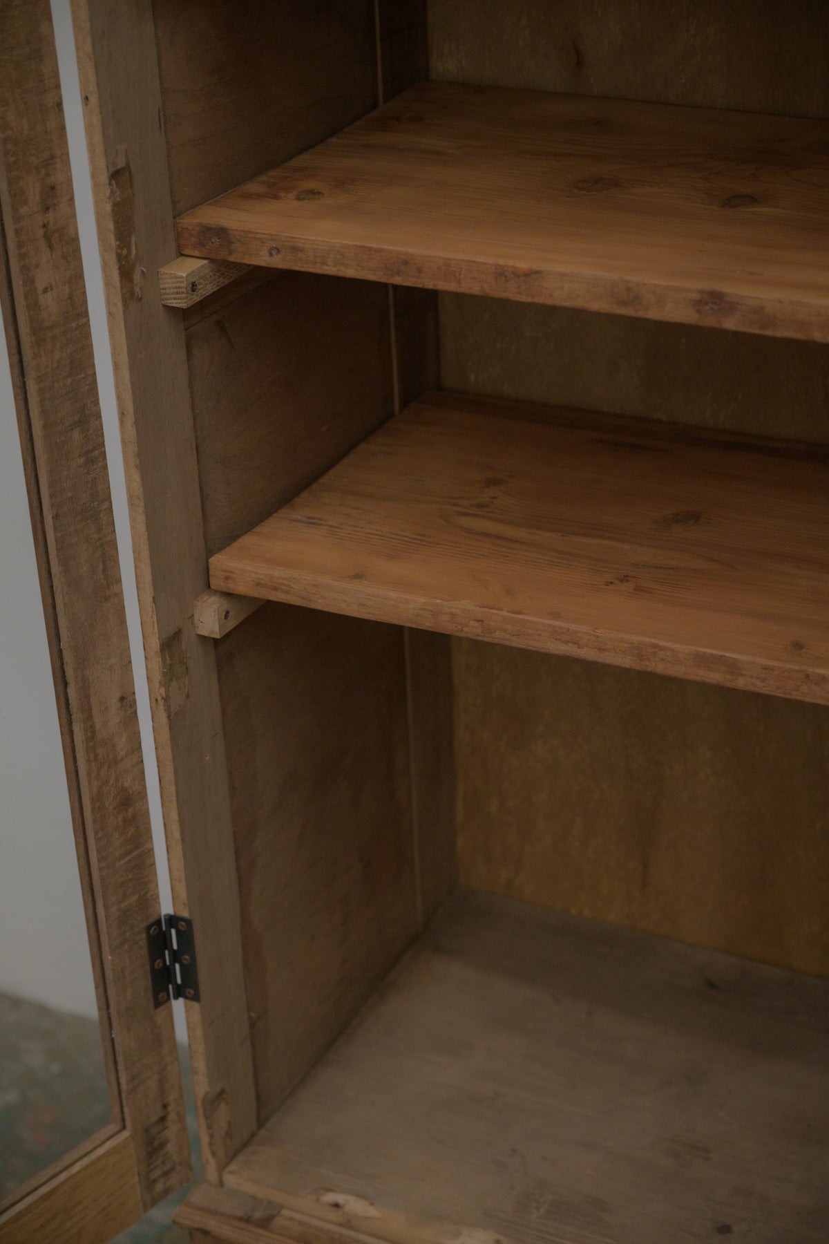 #0670 glass cabinet