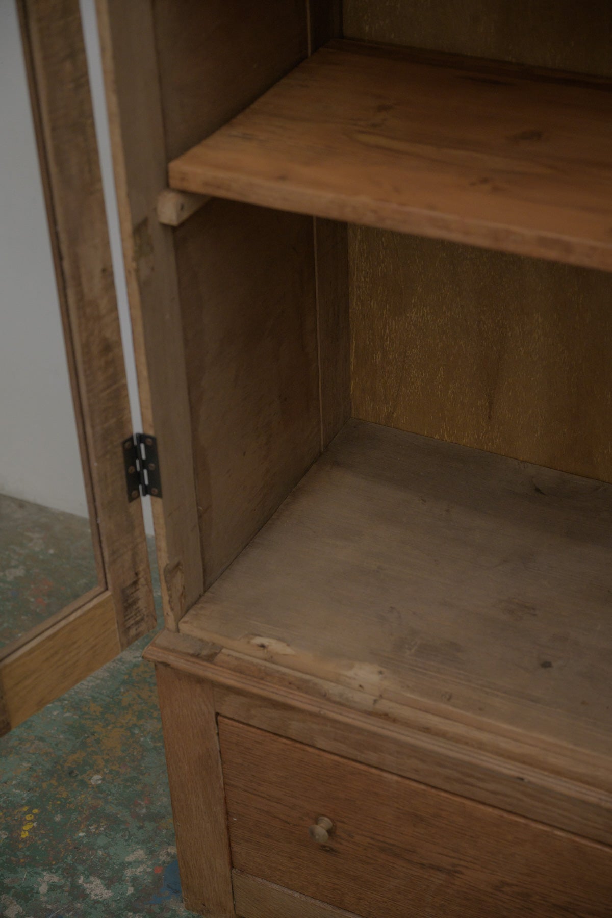 #0670 glass cabinet