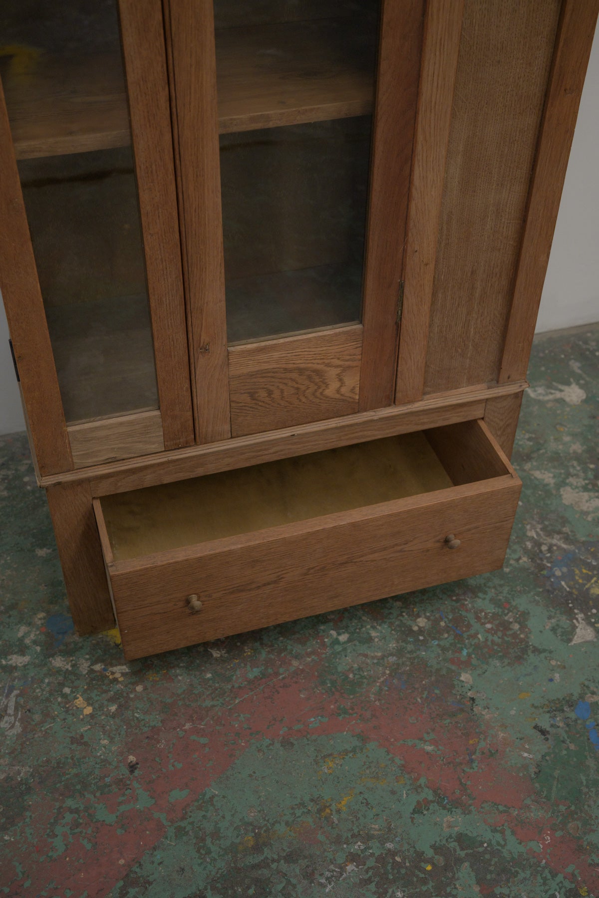 #0670 glass cabinet