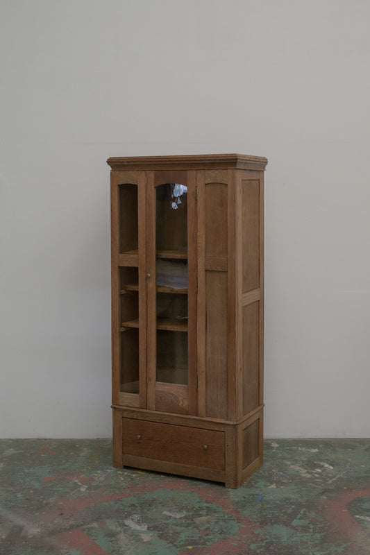 #0670 glass cabinet