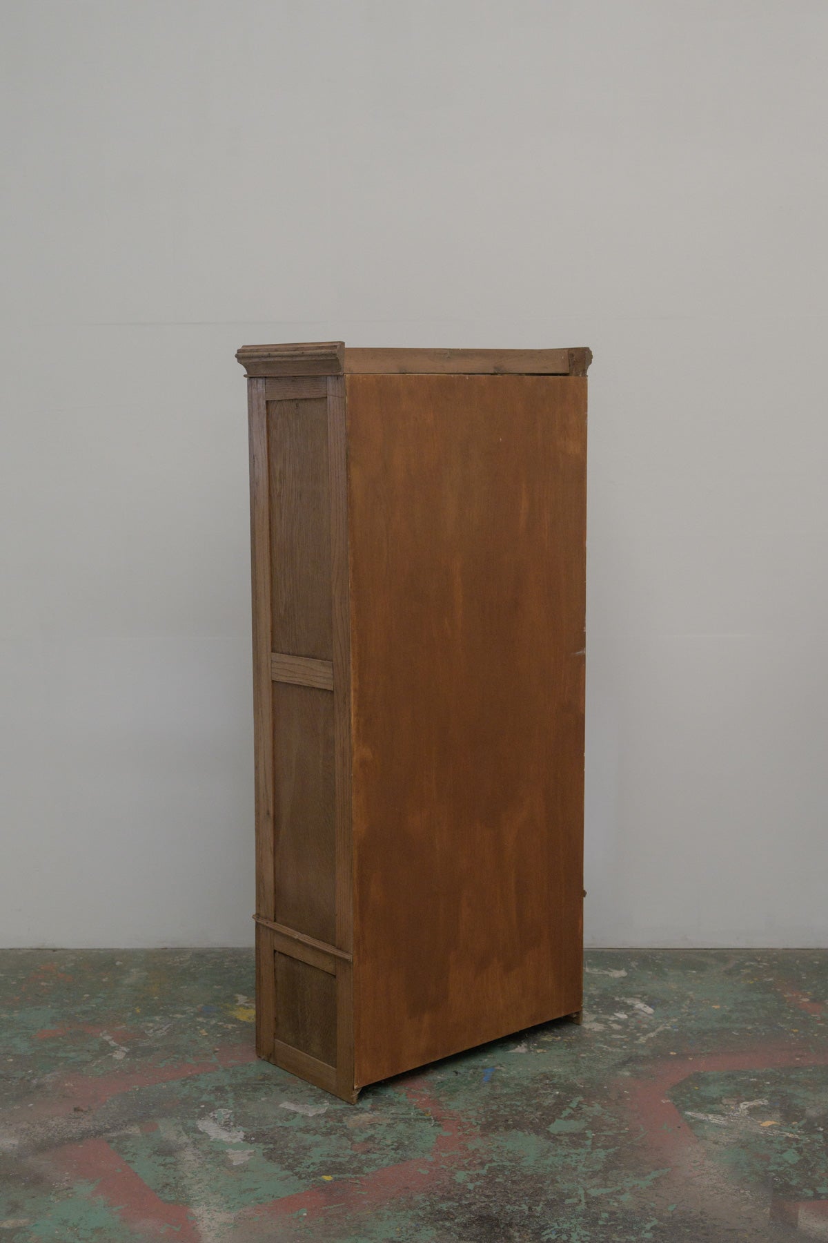 #0670 glass cabinet