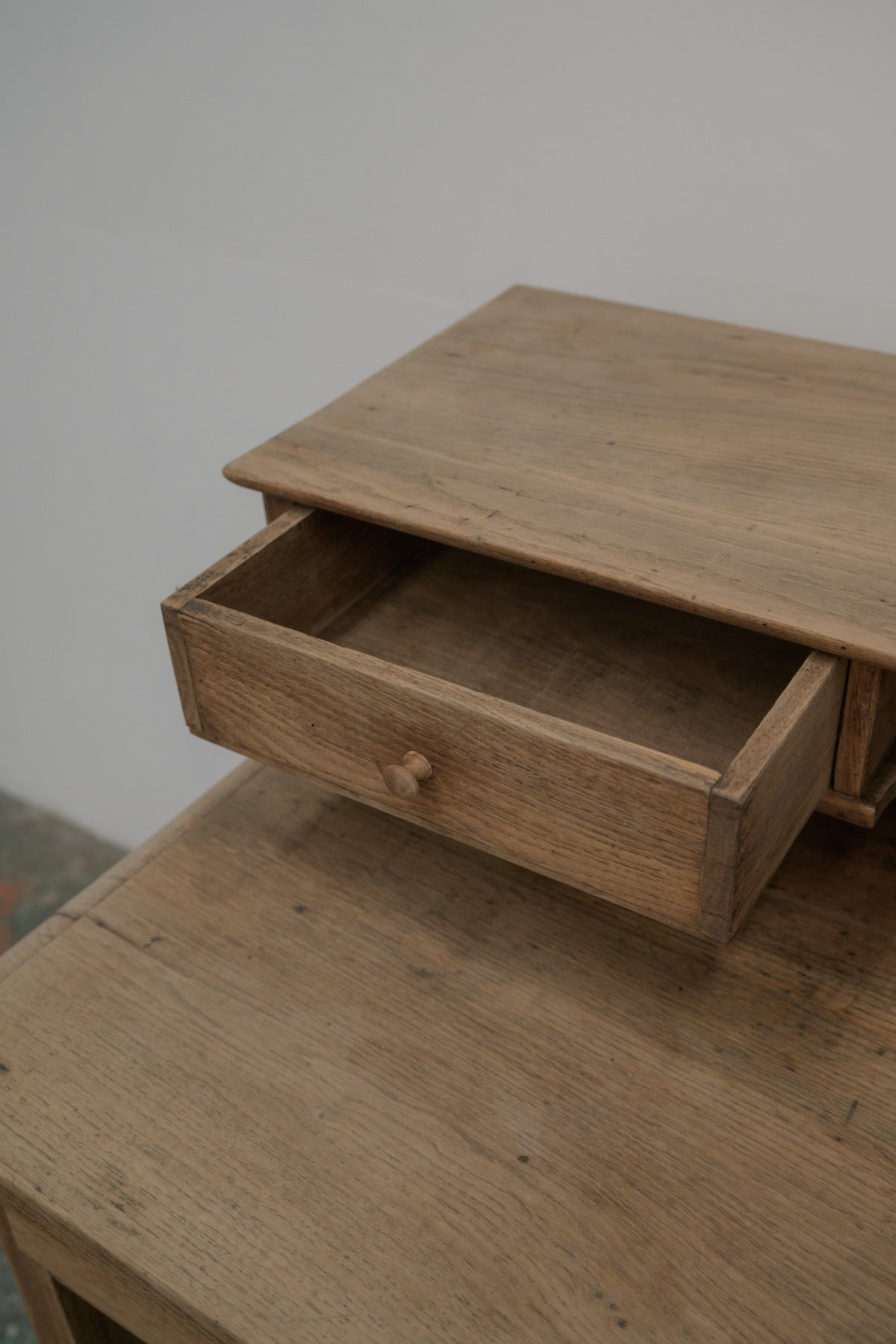 #0682 desk counter