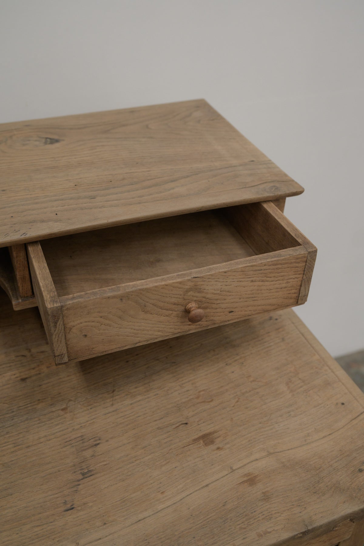 #0682 desk counter