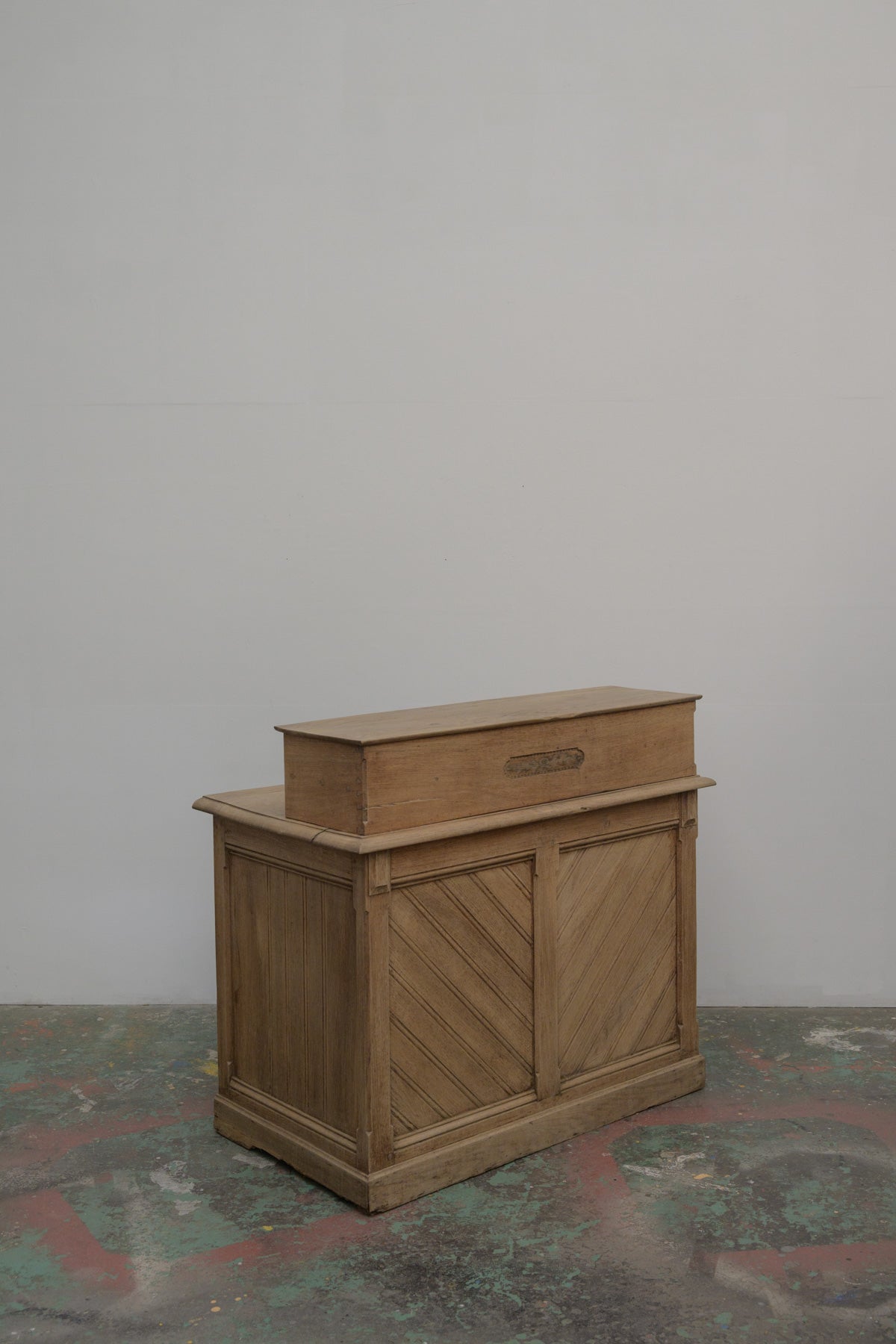 #0682 desk counter