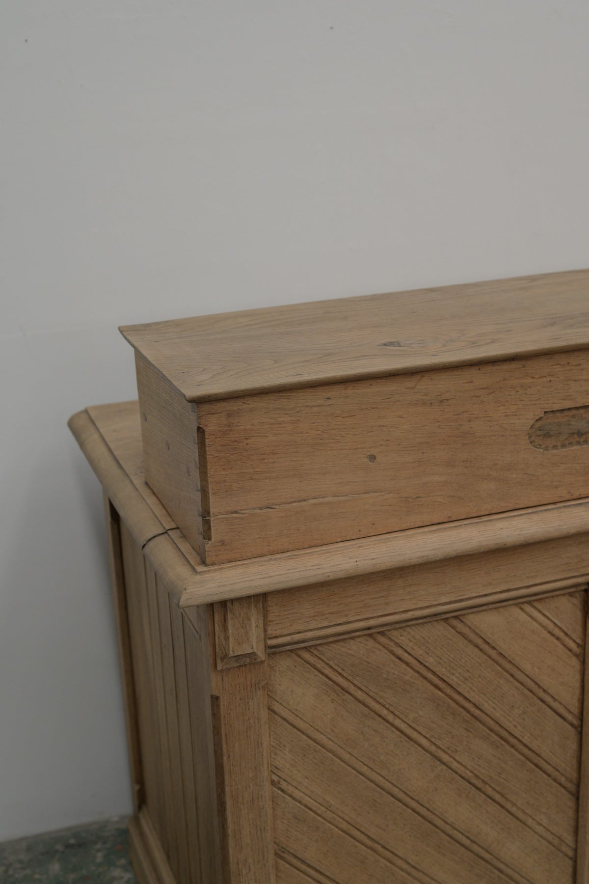 #0682 desk counter