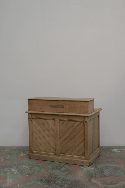 #0682 desk counter