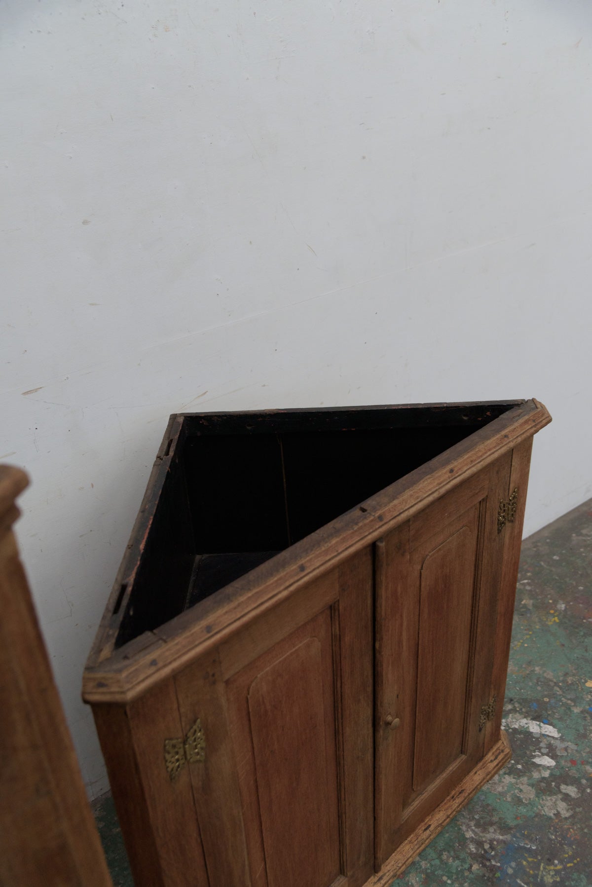 #9736 corner cabinet