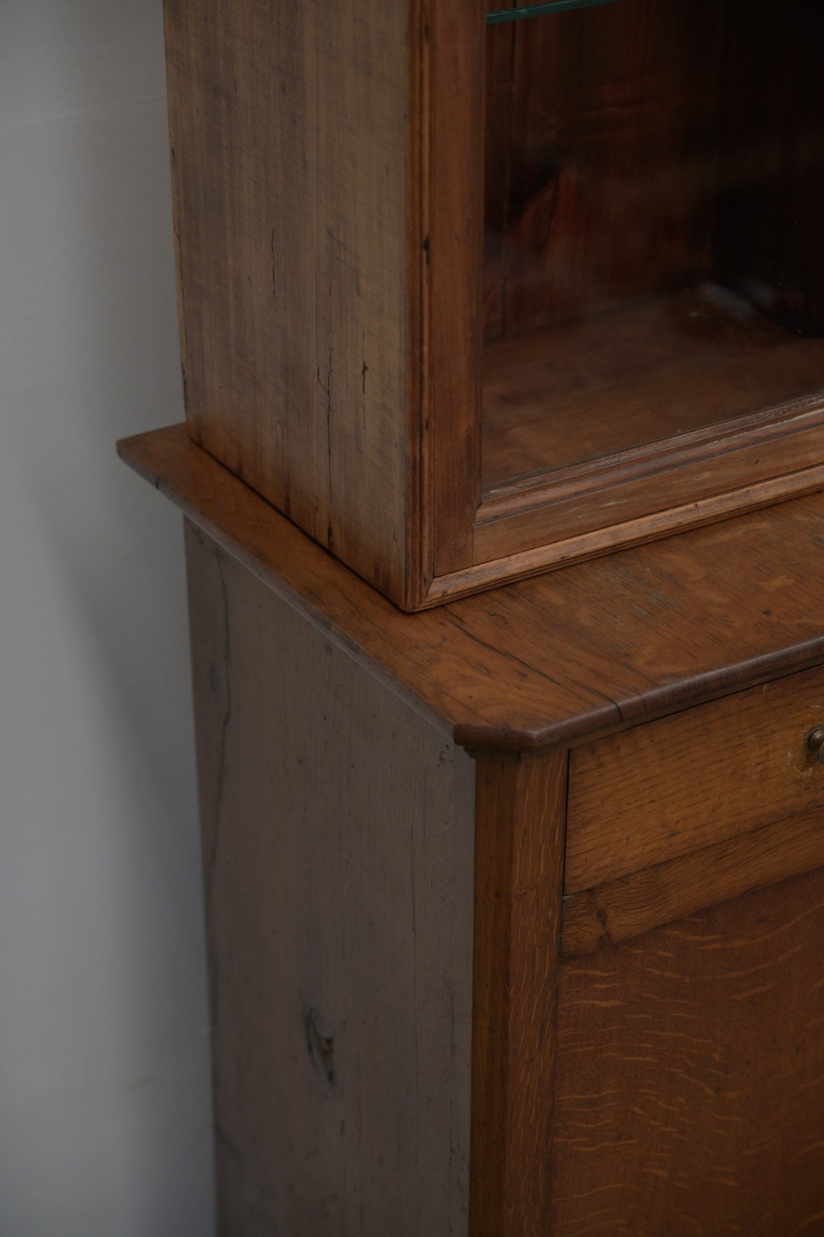 #0701 glass cabinet