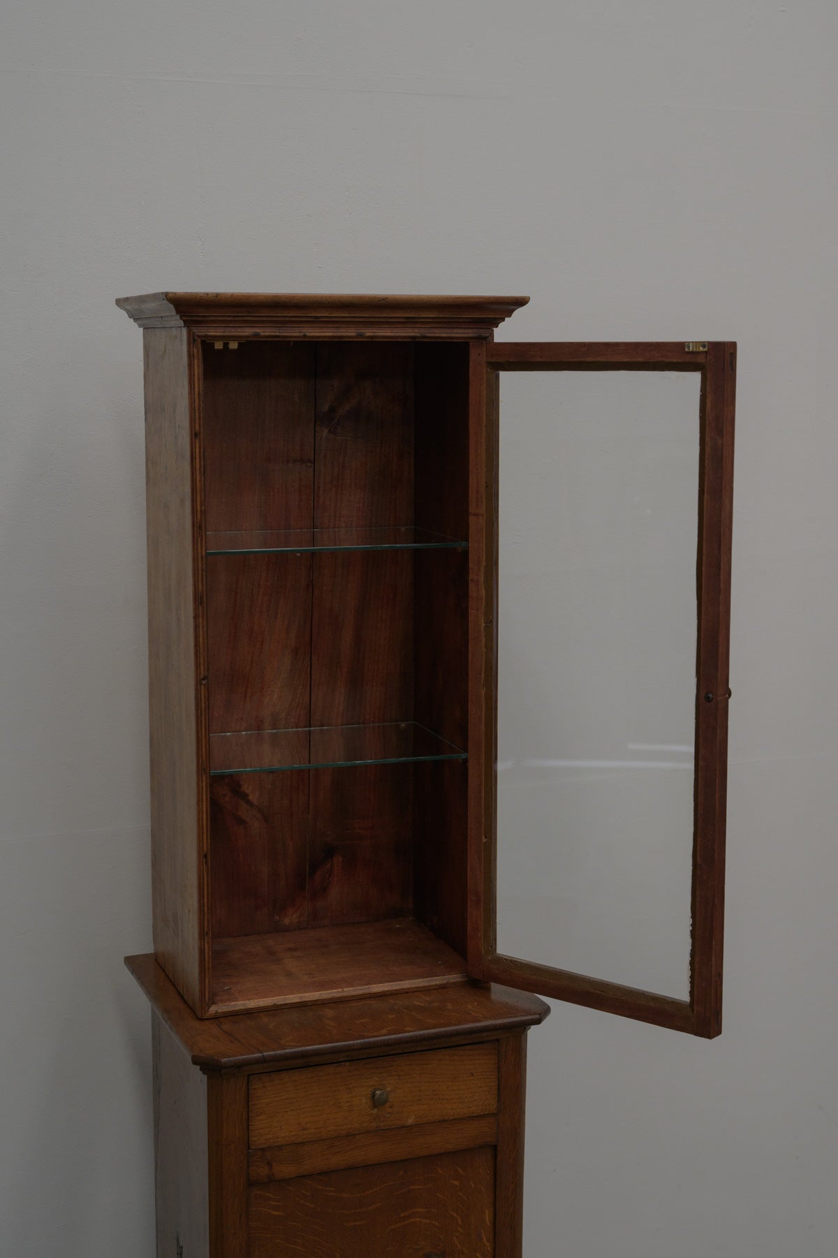 #0701 glass cabinet