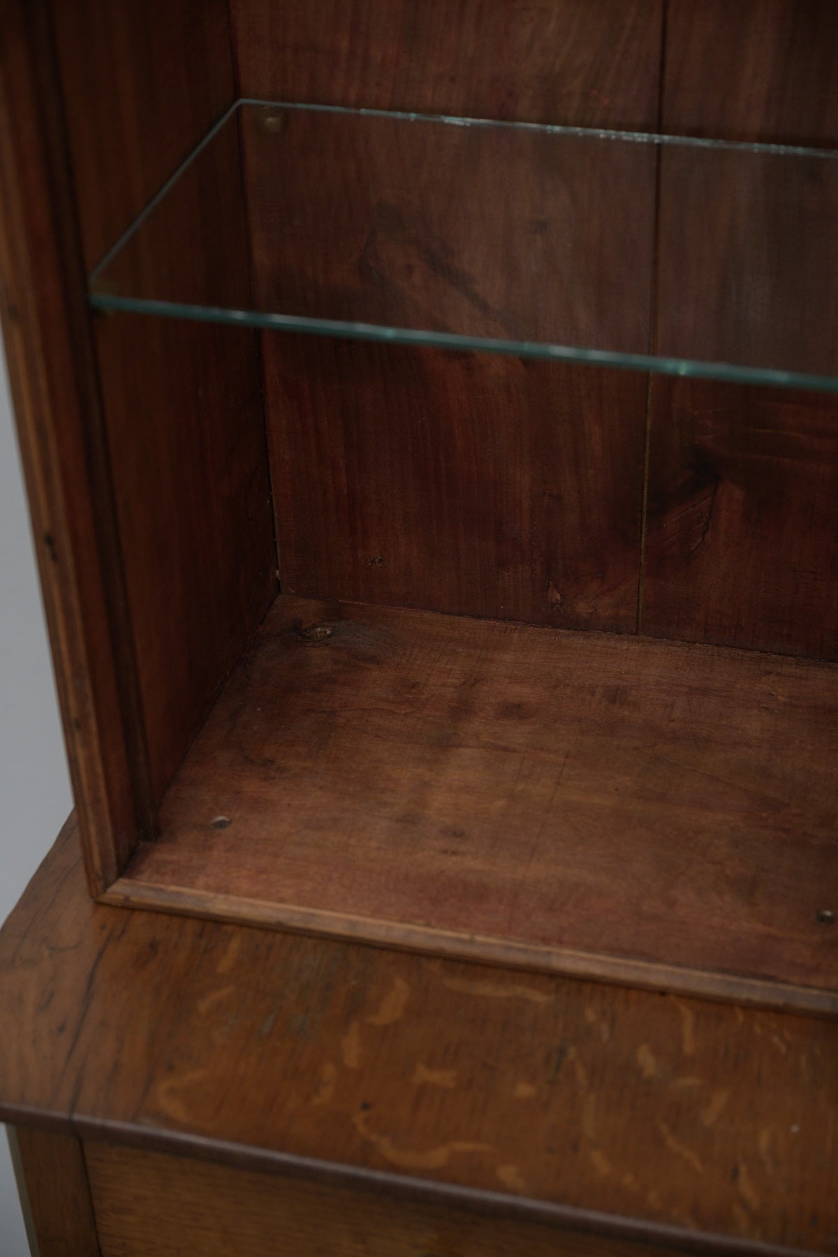 #0701 glass cabinet
