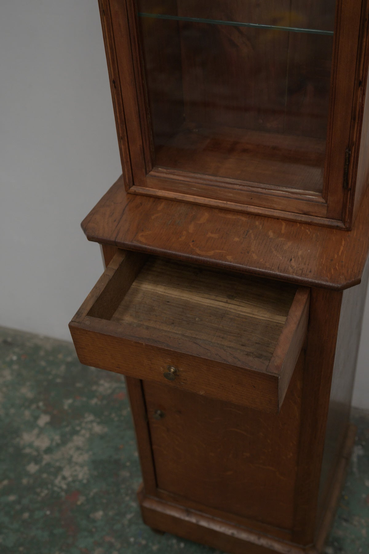 #0701 glass cabinet