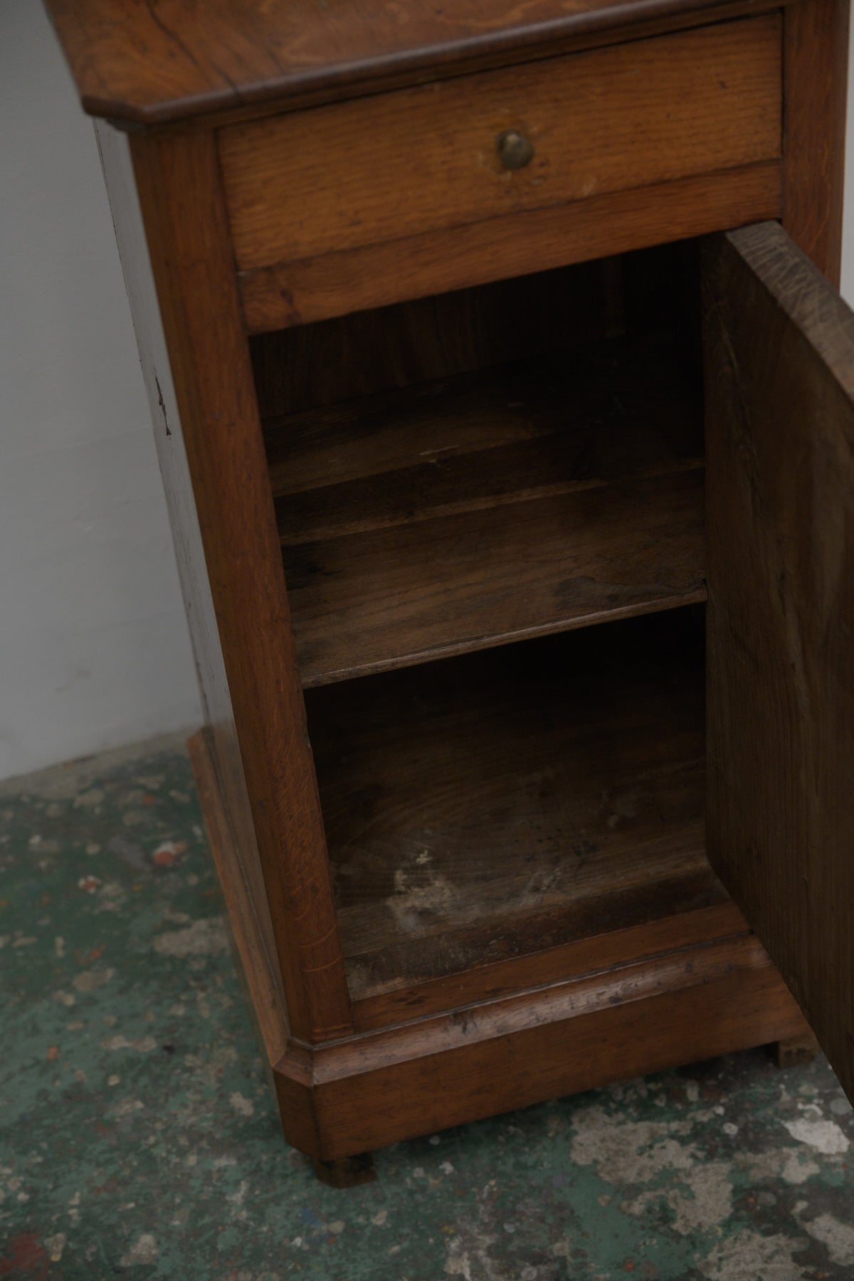 #0701 glass cabinet