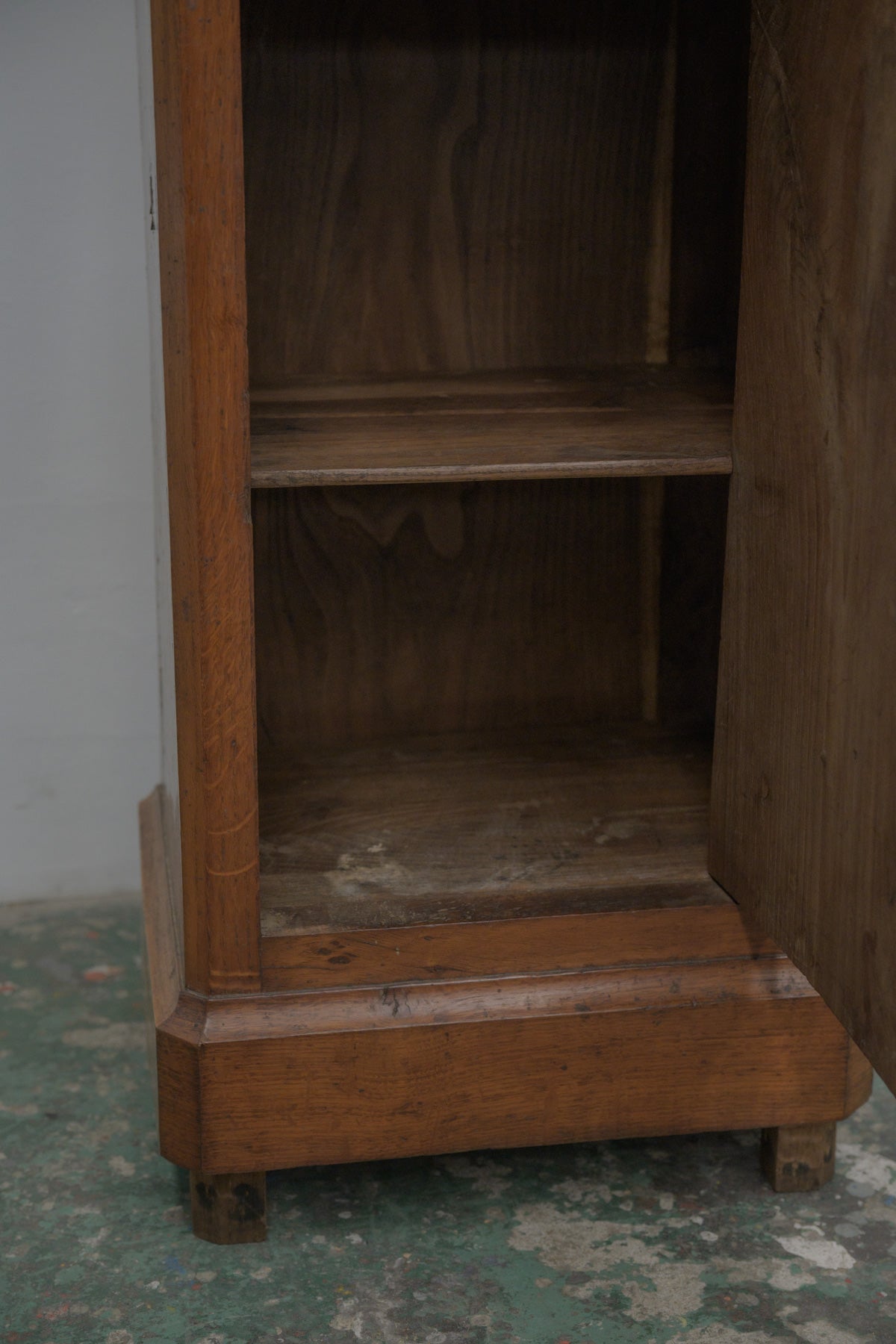 #0701 glass cabinet