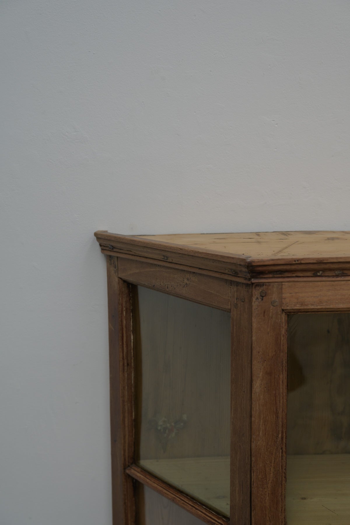 #0711 glass cabinet