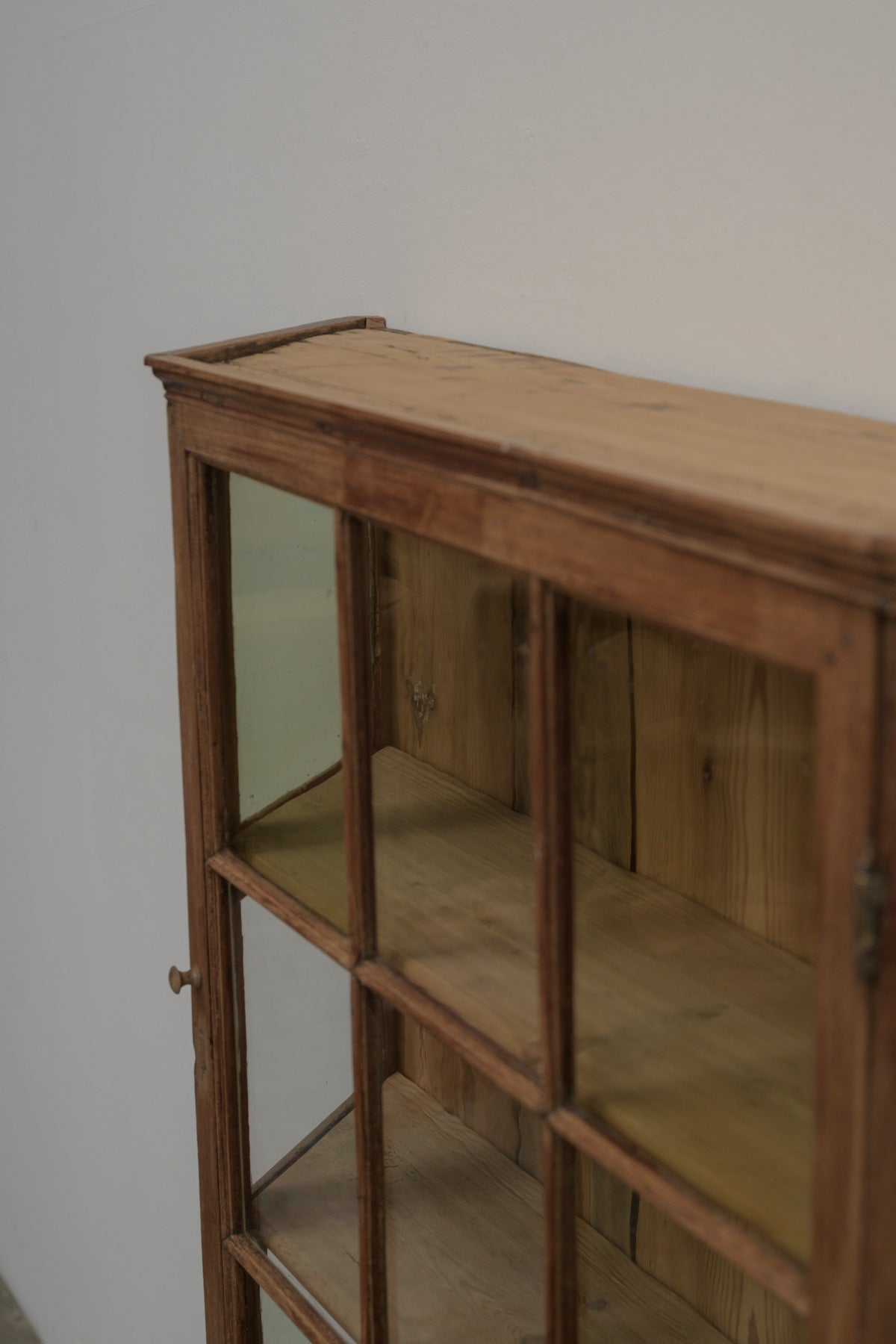 #0711 glass cabinet