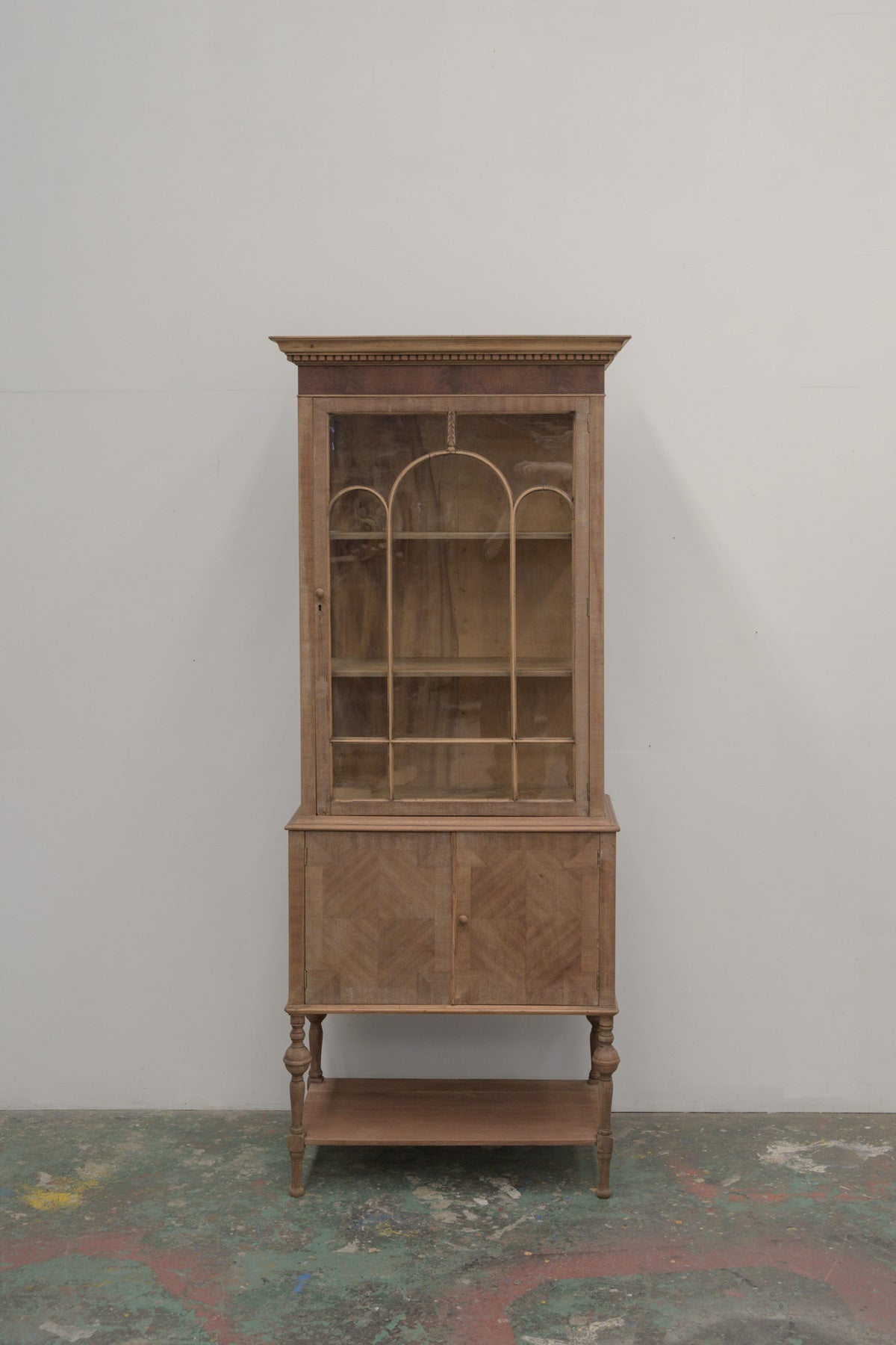#0739 glass cabinet