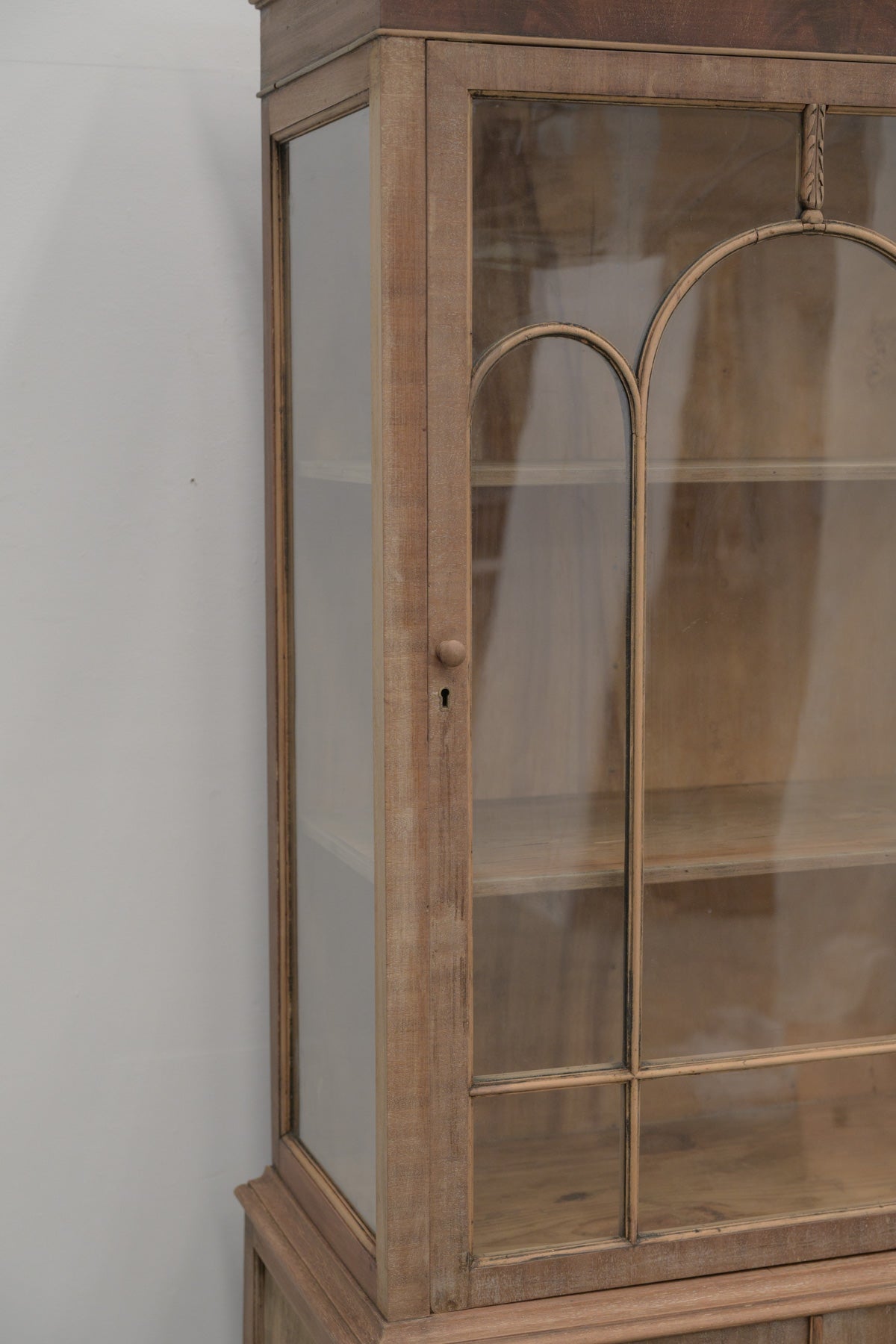 #0739 glass cabinet
