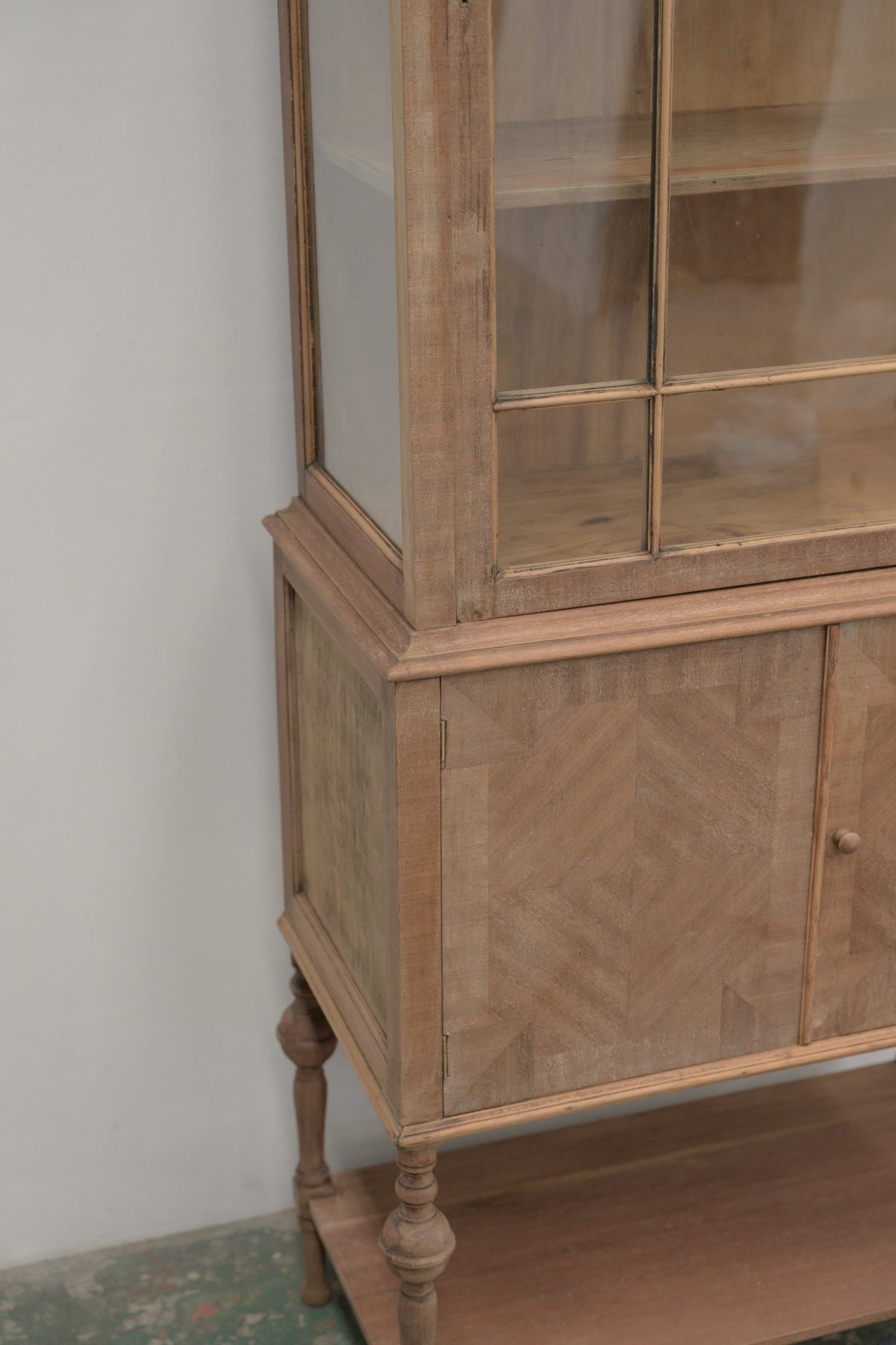 #0739 glass cabinet