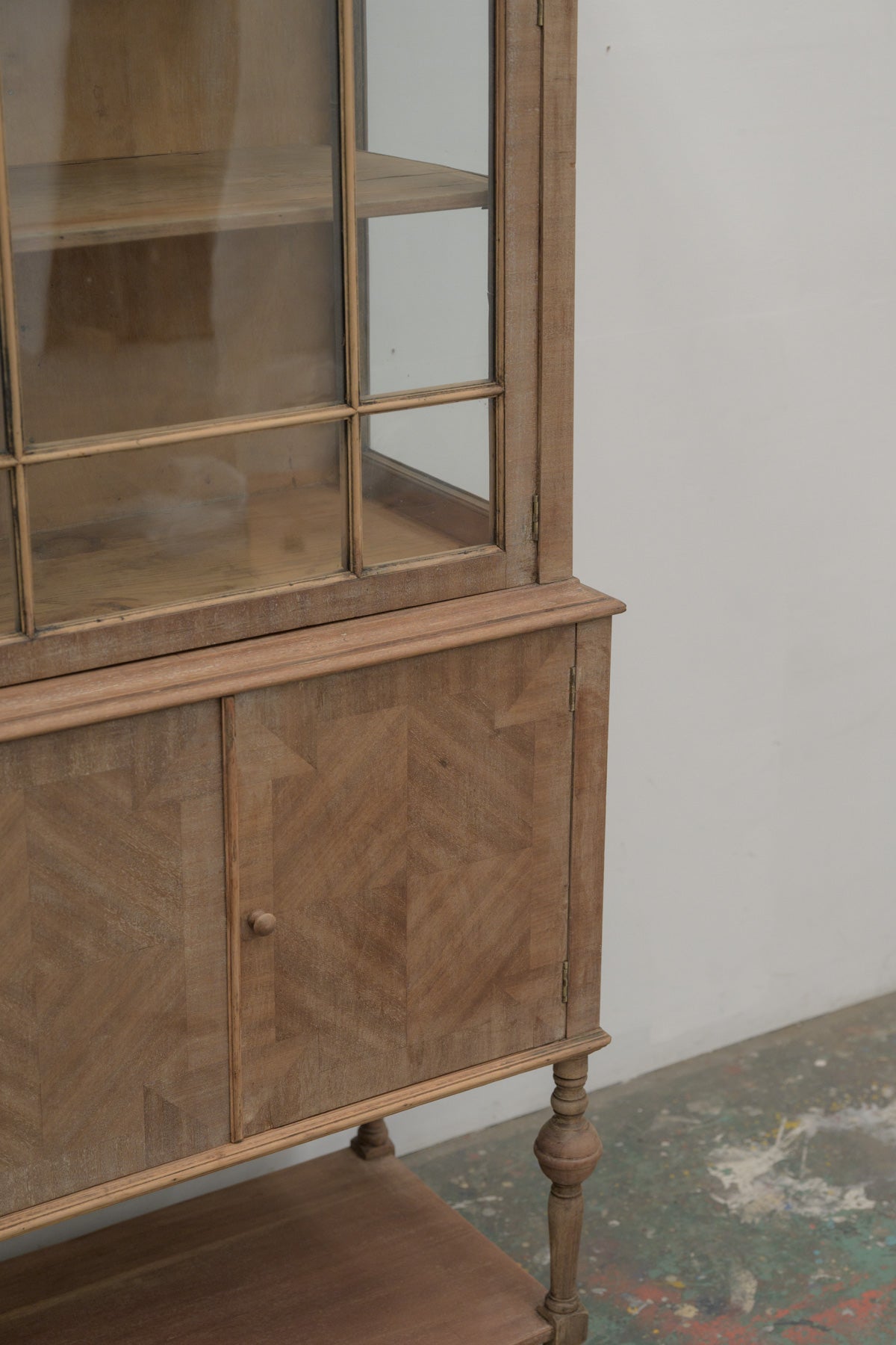 #0739 glass cabinet