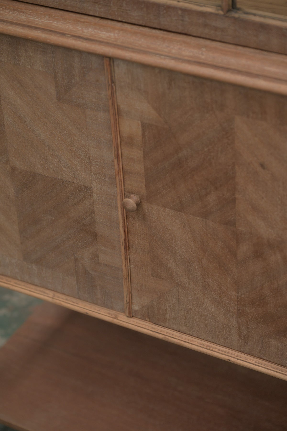 #0739 glass cabinet