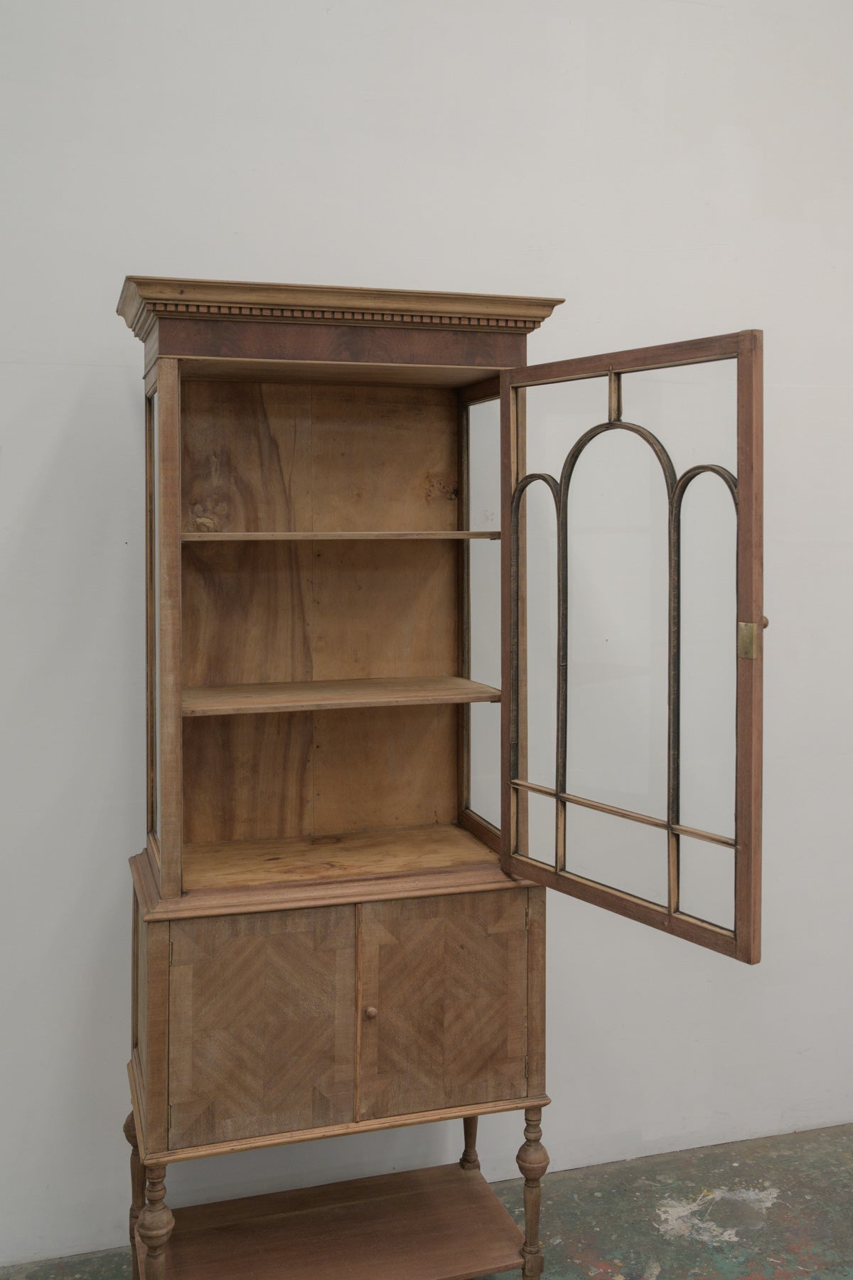 #0739 glass cabinet