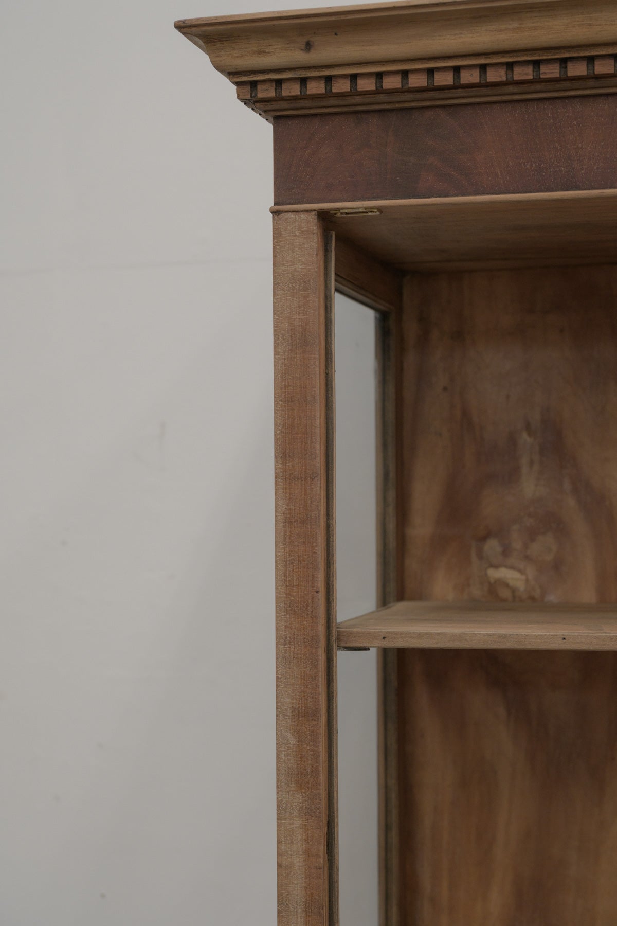 #0739 glass cabinet