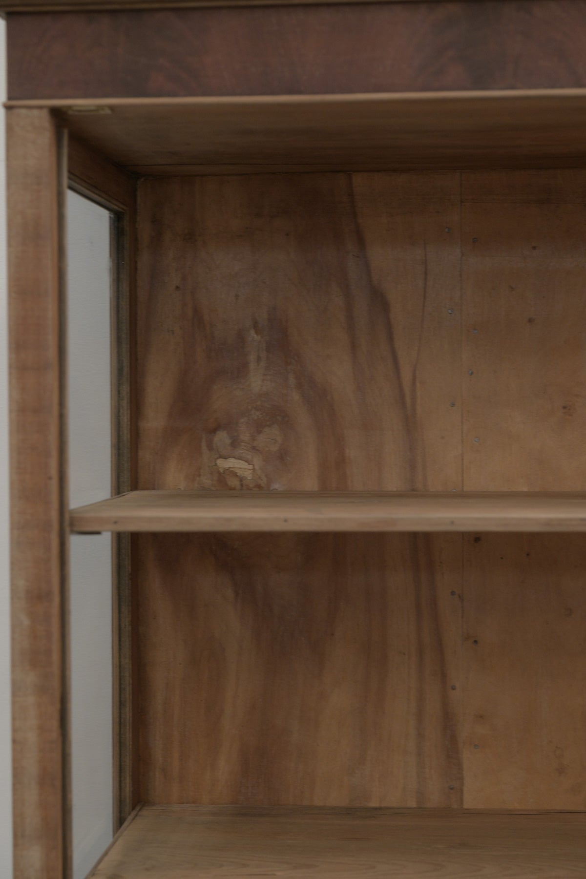 #0739 glass cabinet