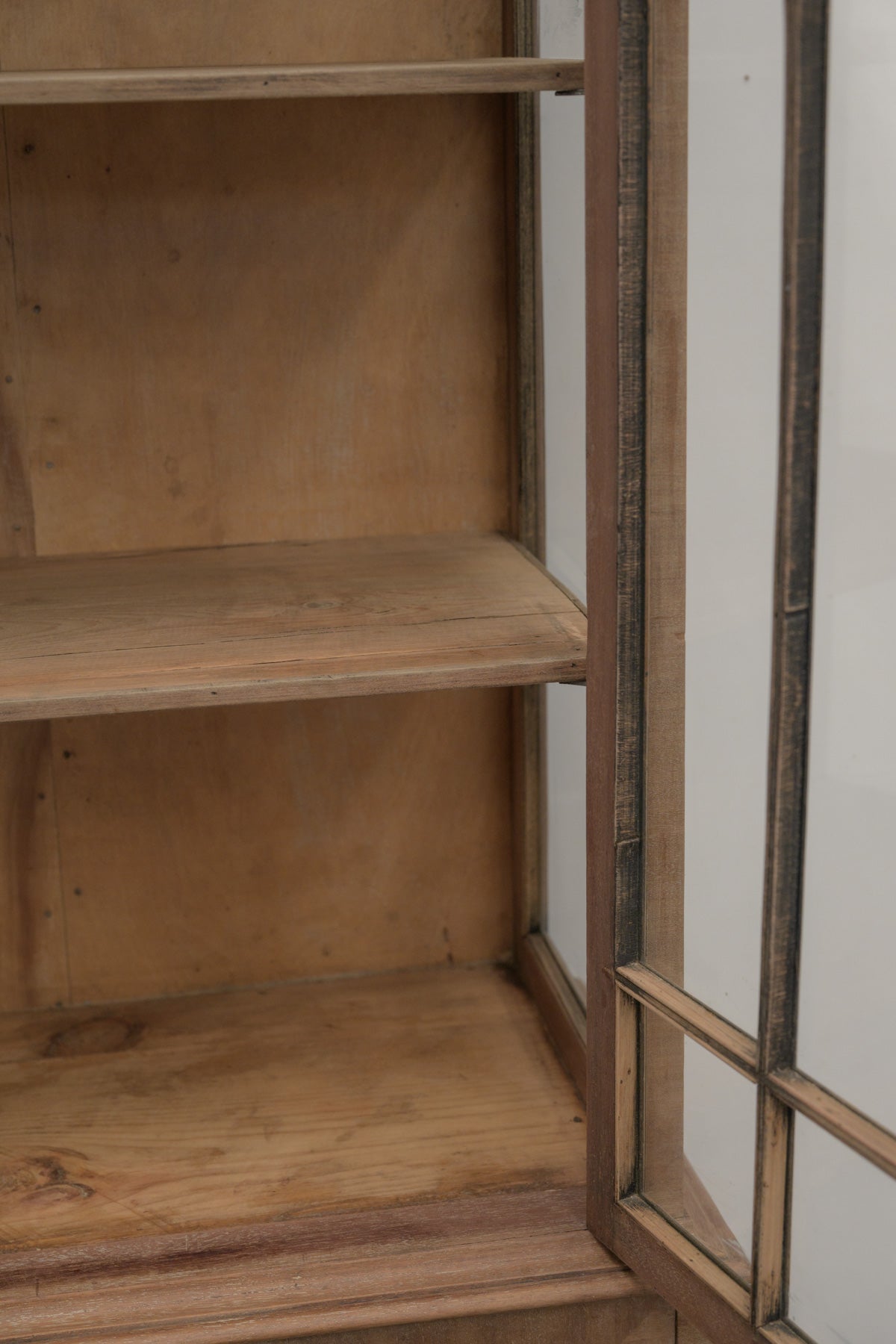 #0739 glass cabinet