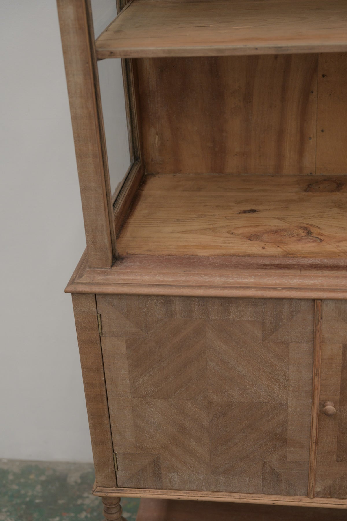 #0739 glass cabinet