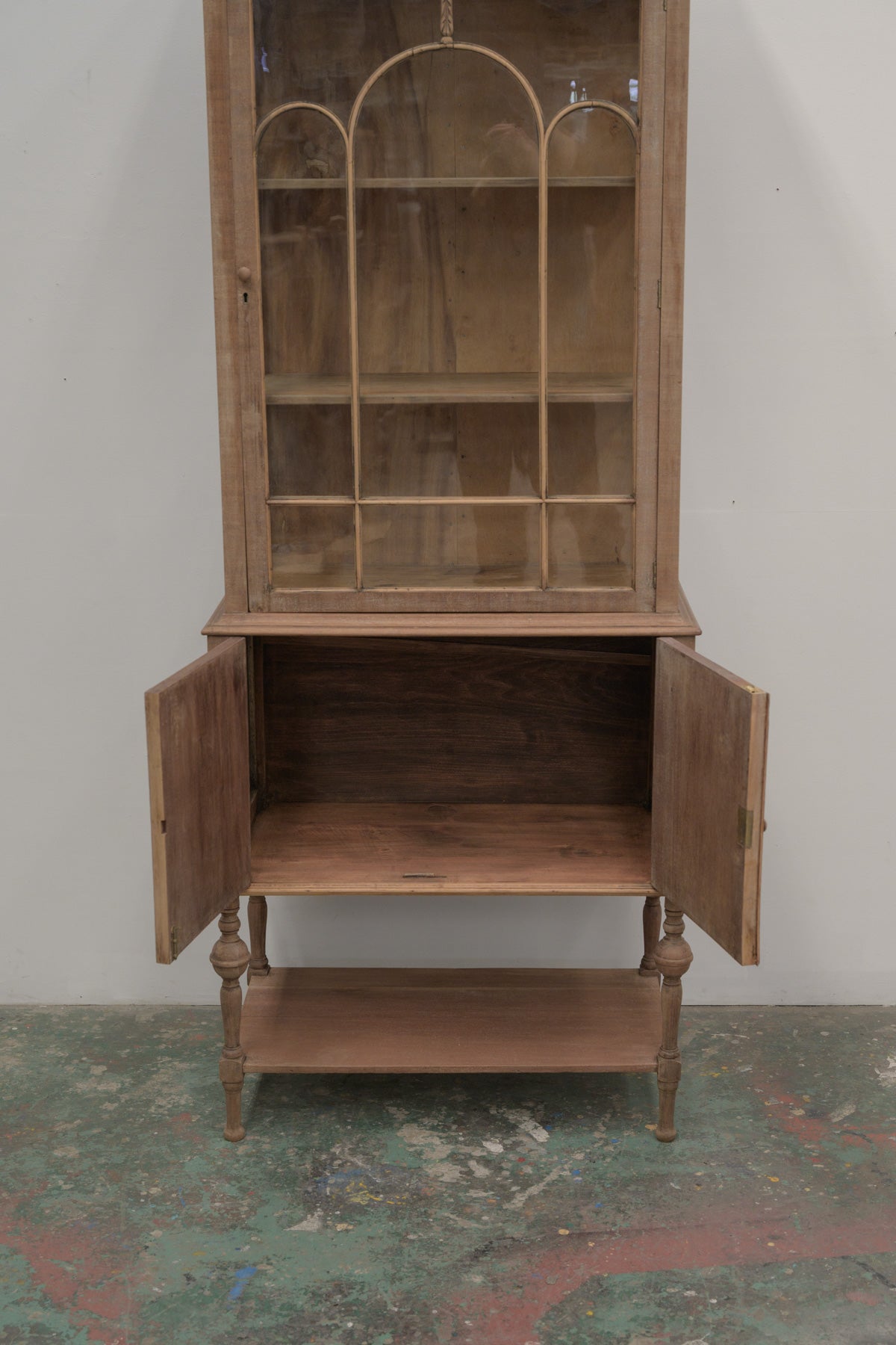 #0739 glass cabinet