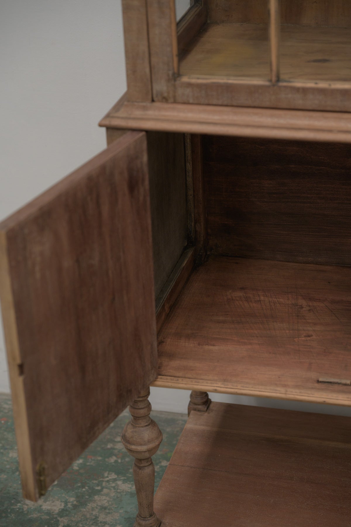 #0739 glass cabinet