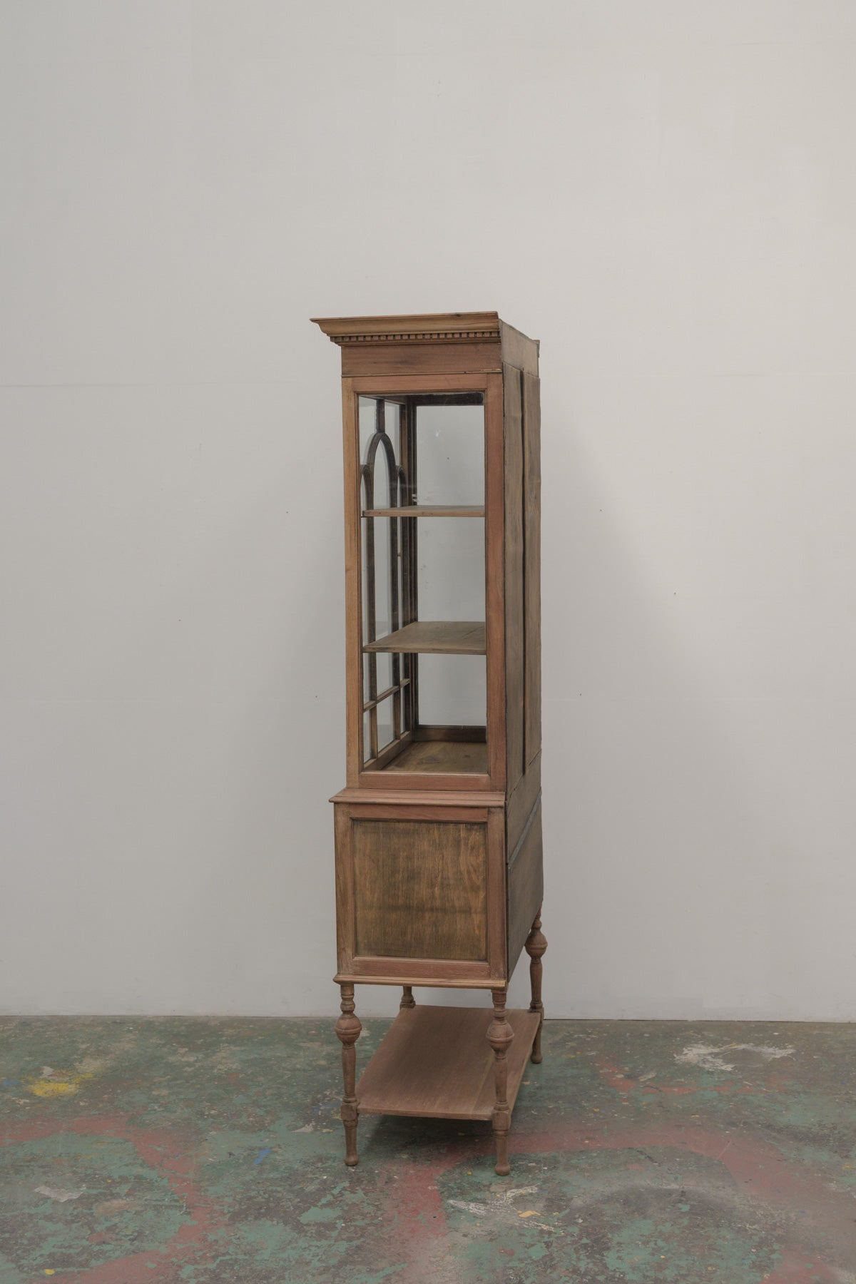 #0739 glass cabinet