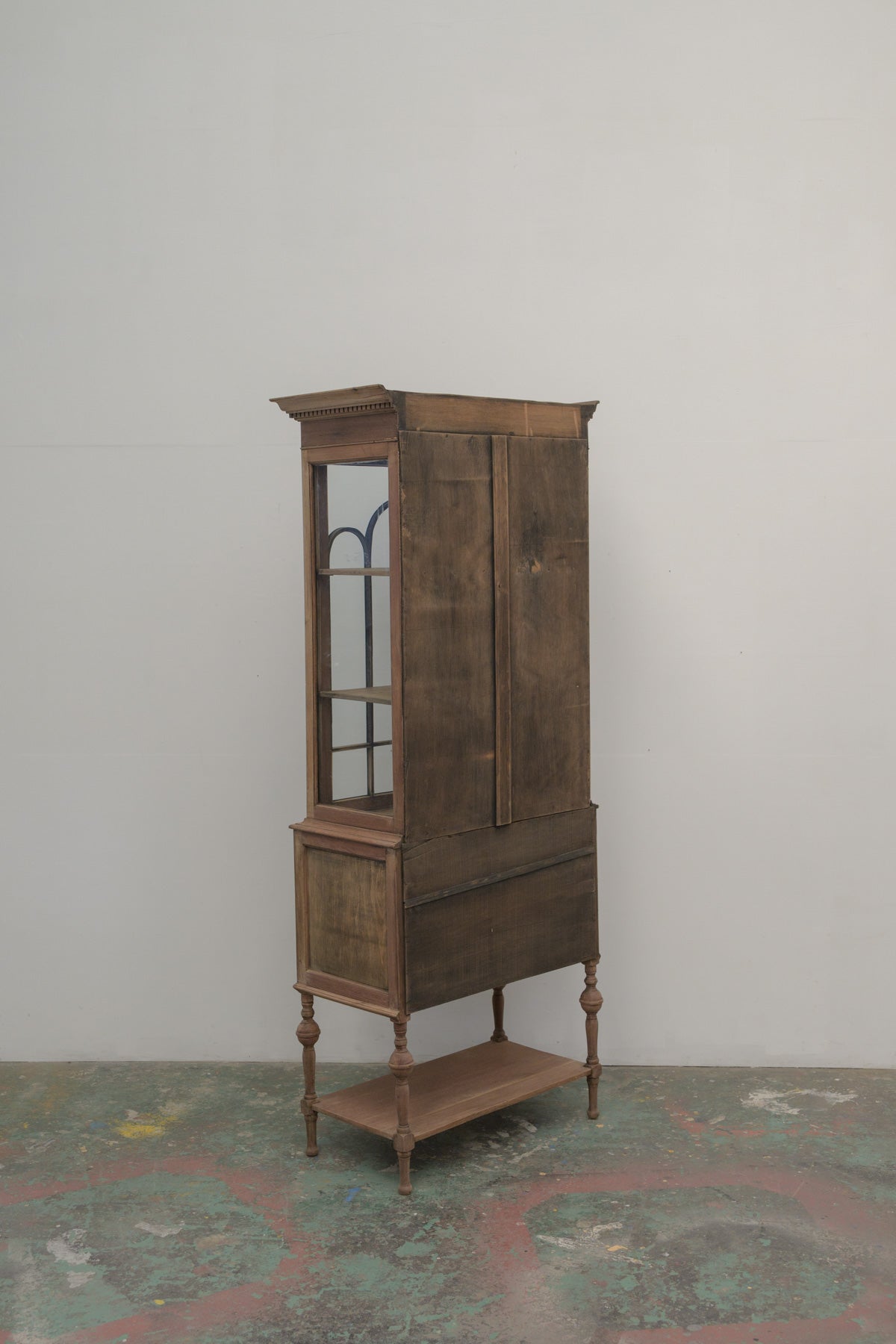 #0739 glass cabinet