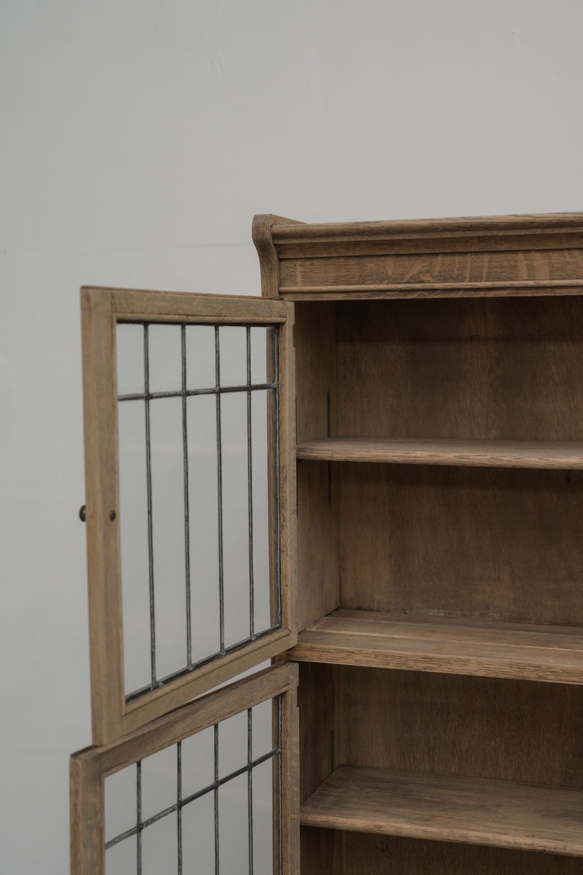 #0765 glass cabinet