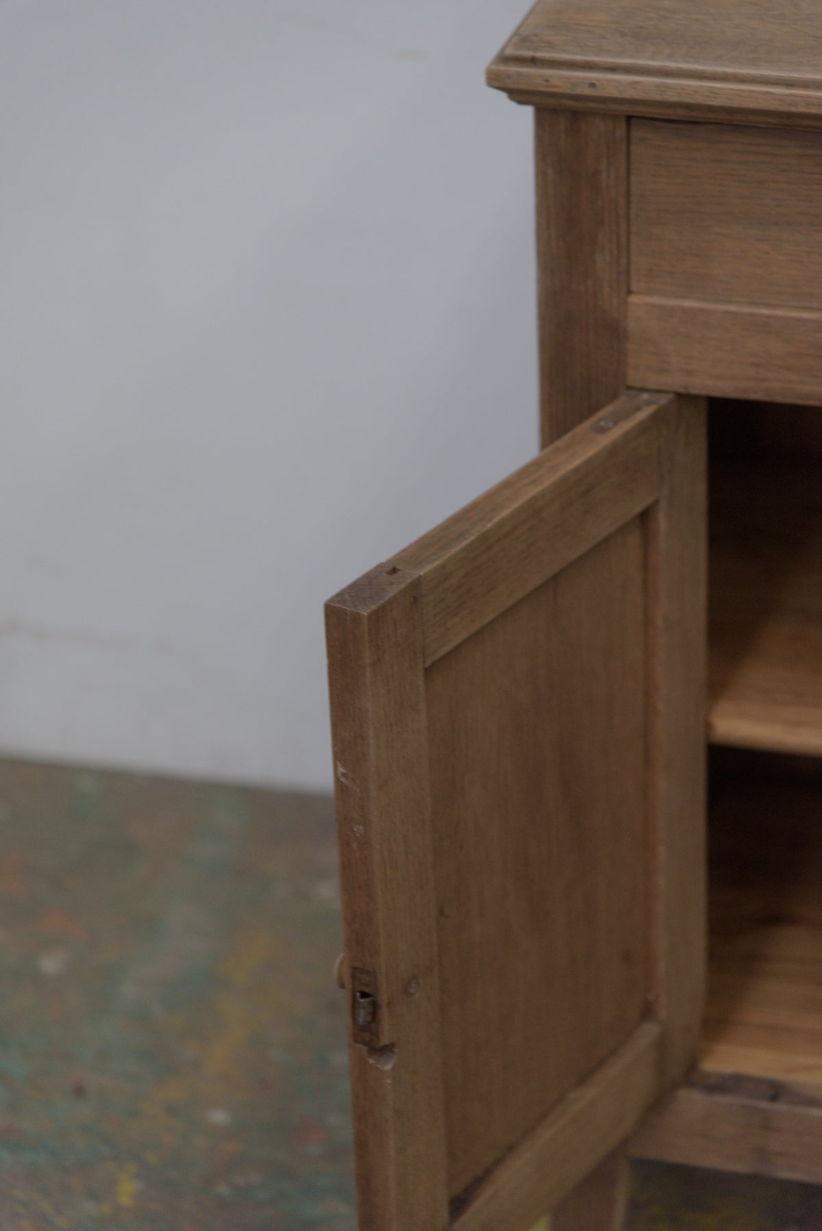 #8698 cabinet