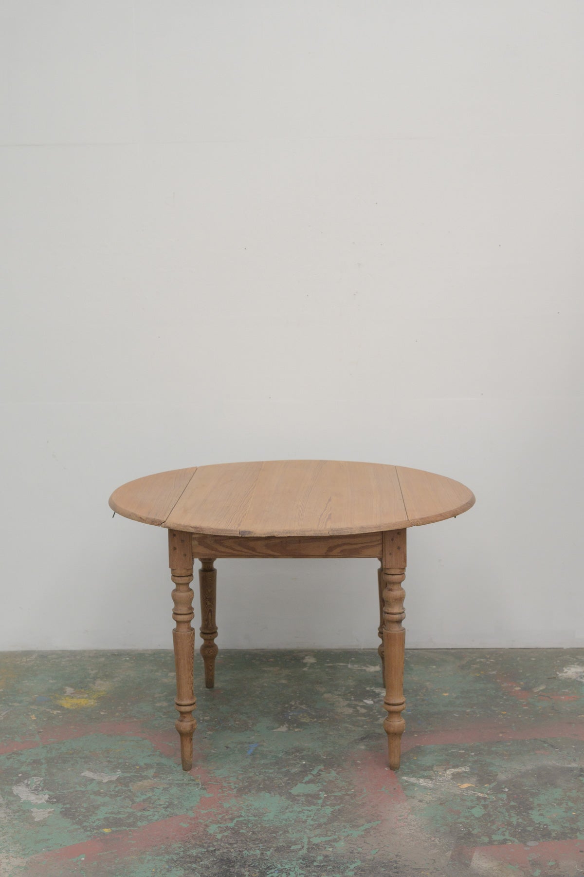 #0776 round table