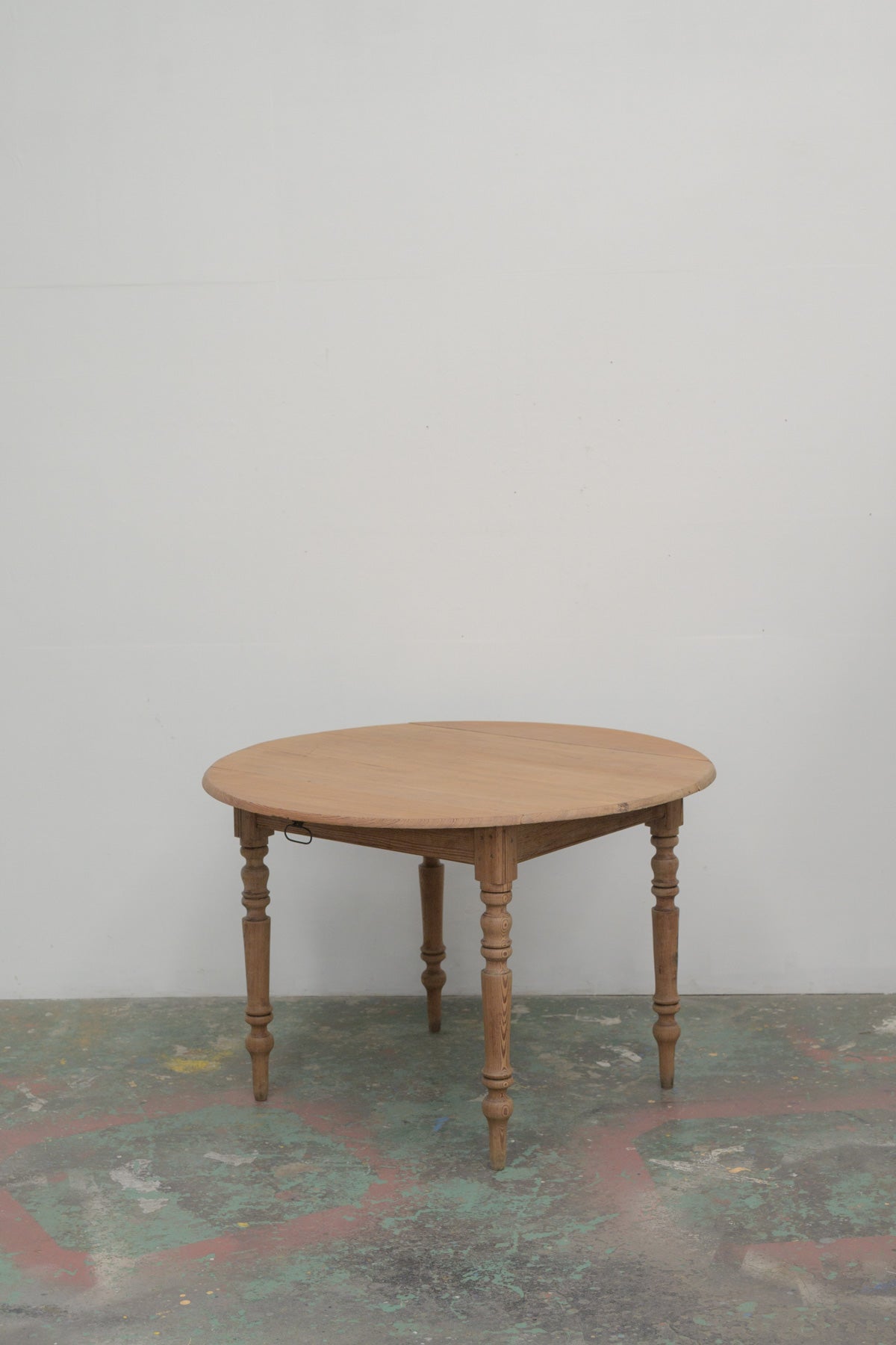#0776 round table